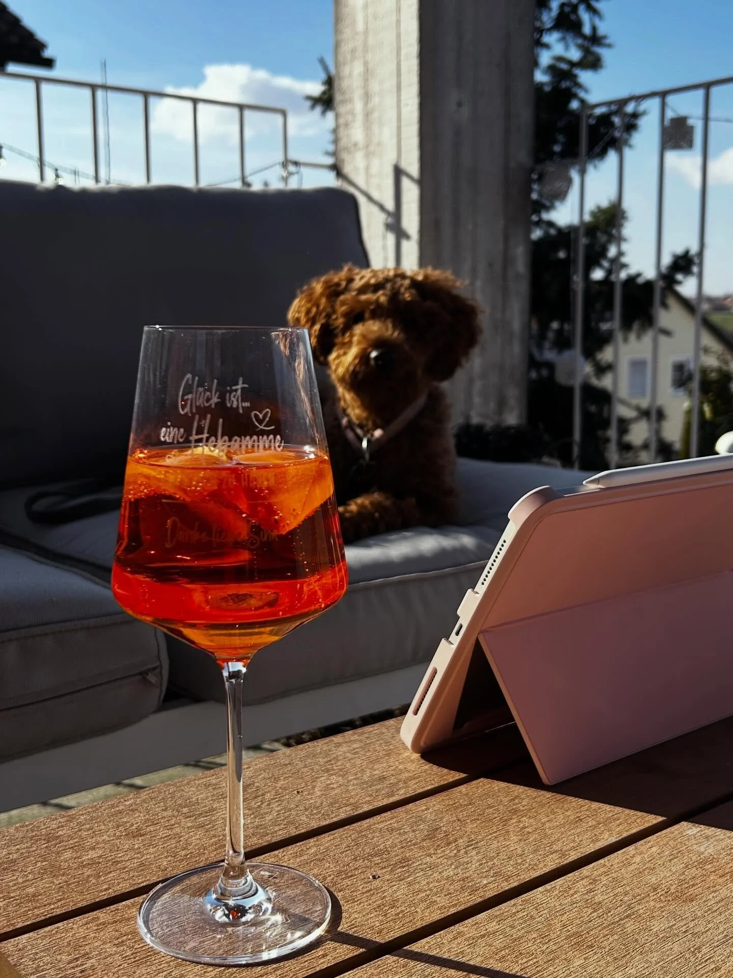 Manchmal sind es die kleinen Gesten, die den Tag besonders machen.✨ 🍊 
Dieses Glas habe ich geschenkt bekommen &ndash; mit der Aufschrift:
&bdquo;Gl&uuml;ck ist eine Hebamme wie dich zu haben.&ldquo; 🧡
Dazu ein Aperol in der Abendsonne und ein kurz