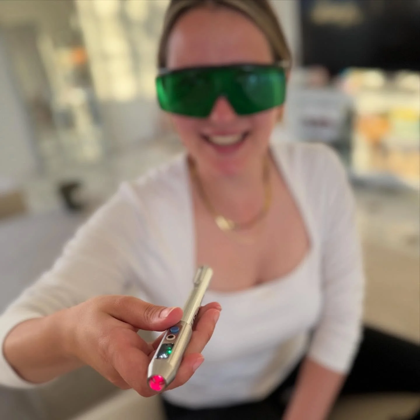 Softlaser @labpen_med_softlaser in der Hebammenarbeit 🔴✨
#softlasertherapy 
Sanfte Lichttherapie zur Unterst&uuml;tzung von Heilung, Regeneration und Schmerzlinderung &ndash; z. B. bei wunden Brustwarzen, Geburtsverletzungen, Narben oder Verspannung
