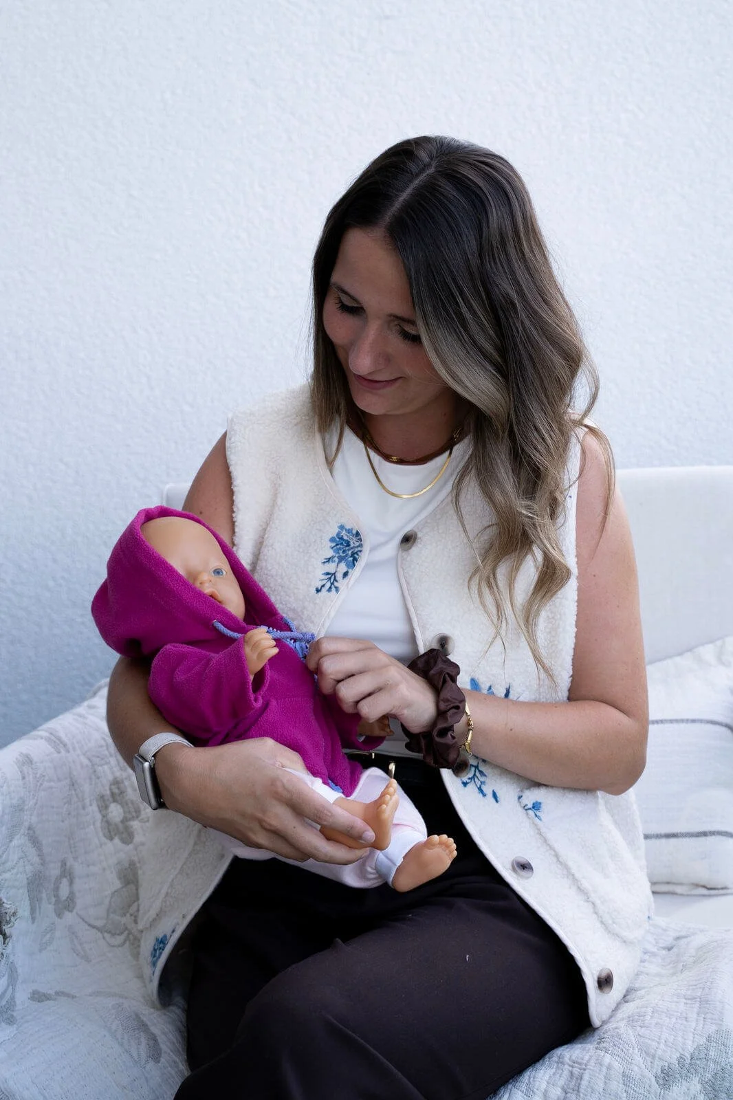 Eine Hebamme hält ein Baby auf den Händen
