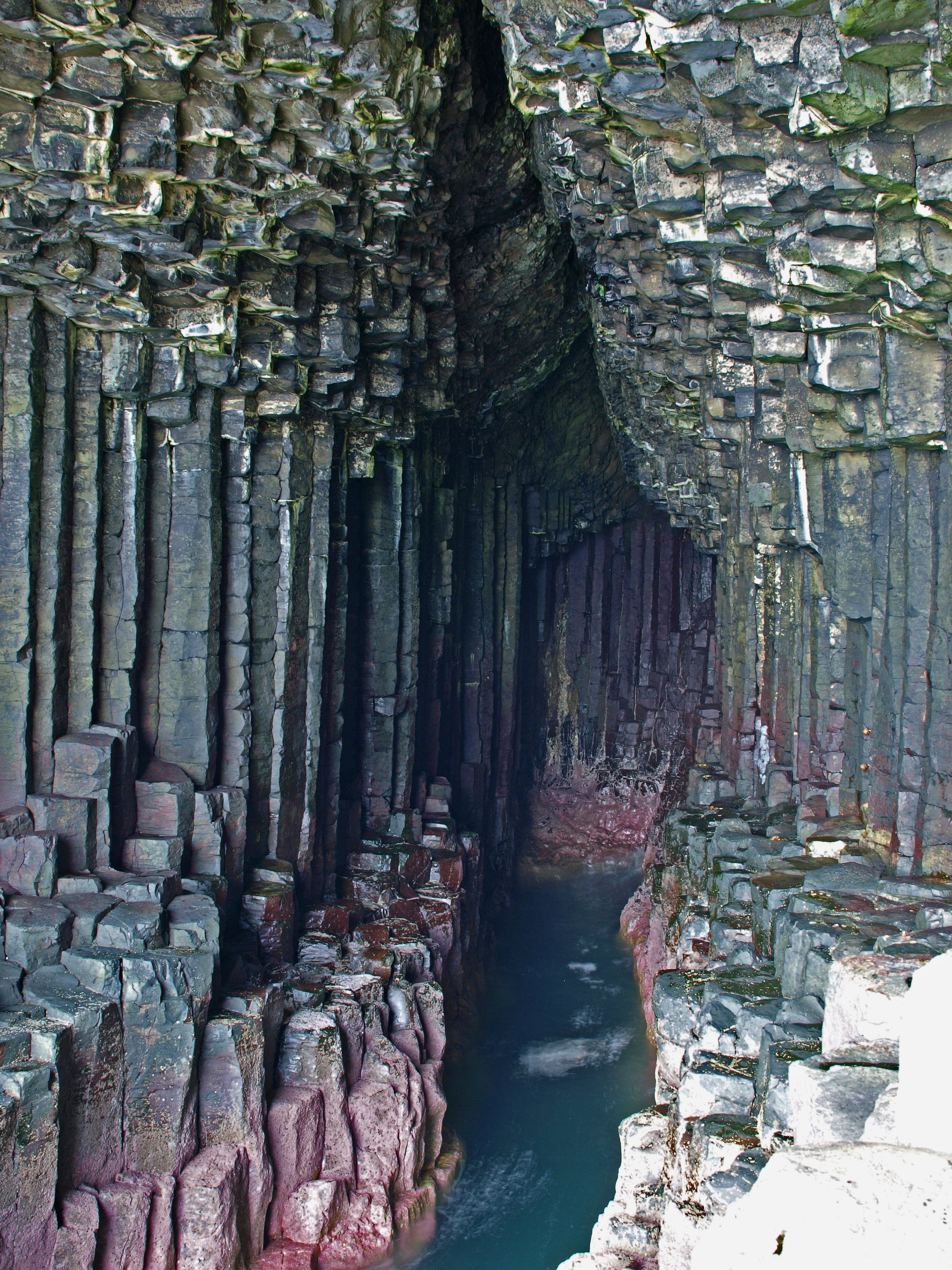 Fingal_s_Cave_-_geograph.org.uk_-_4633823.jpg