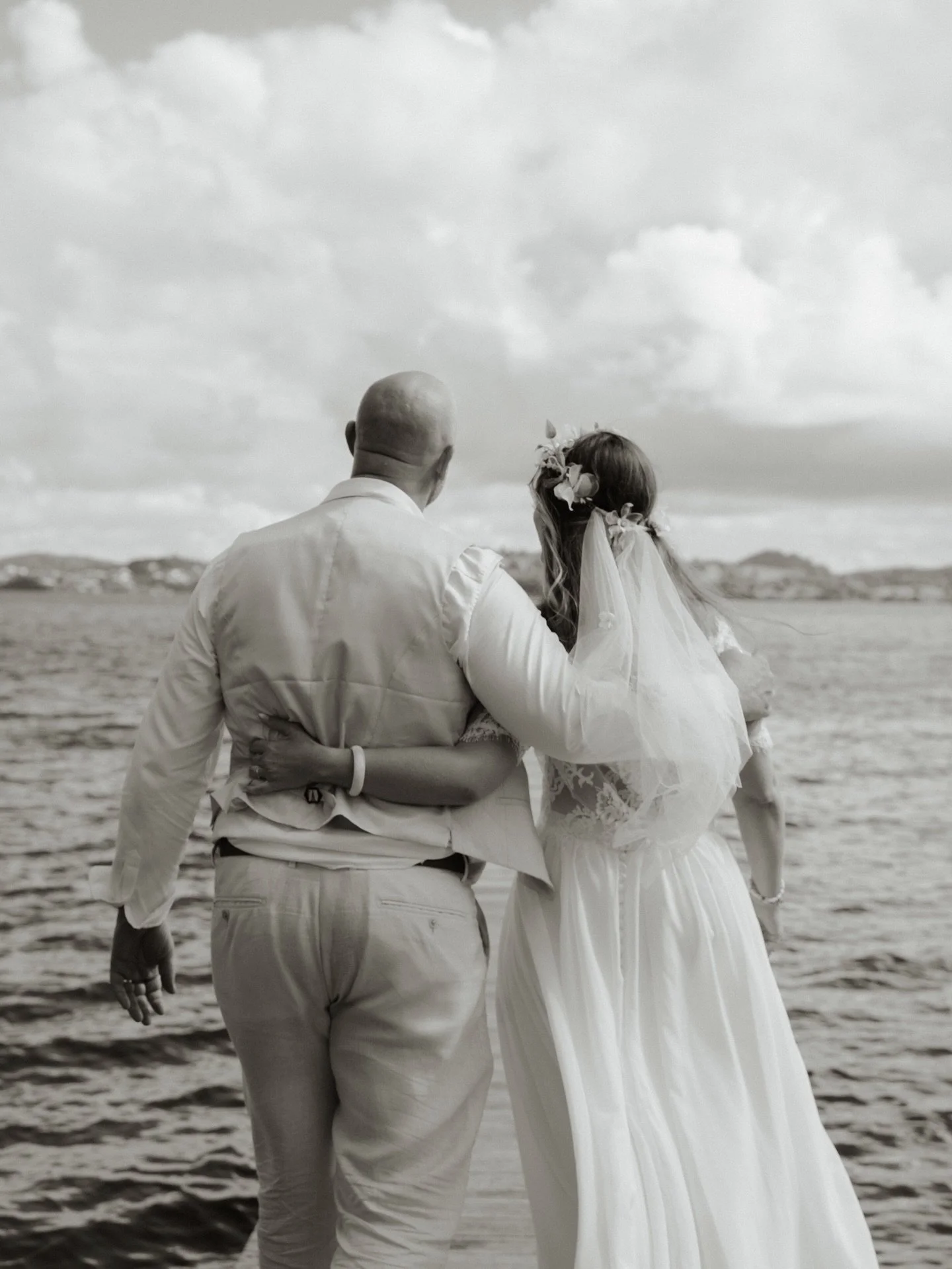 Une de mes photos pr&eacute;f&eacute;r&eacute;es de ce mariage en Martinique pour lequel j&rsquo;ai eu la chance d&rsquo;&ecirc;tre la photographe. ✨ Vous pr&eacute;f&eacute;rez en noir et blanc ou en couleur ? 

Merci @vimala_marion pour ta confianc