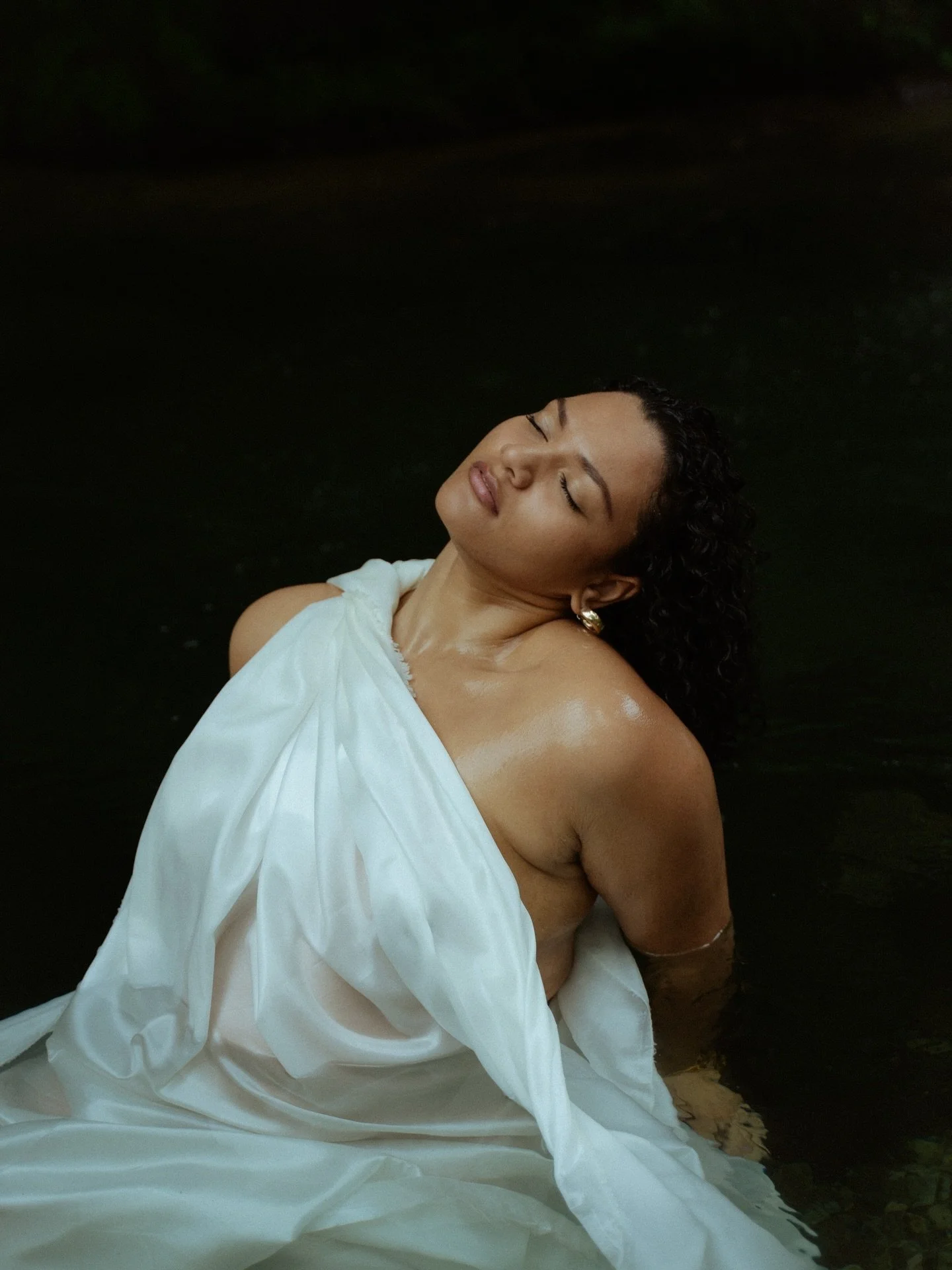 S&eacute;ance avec la belle @baby_nrs dans la rivi&egrave;re &agrave; Coeur Bouliki en Martinique. Quand elle m&rsquo;a propos&eacute; cette s&eacute;ance boudoir avec un drap blanc je savais deja que le resultat allait &ecirc;tre dingue. &Ccedil;a v