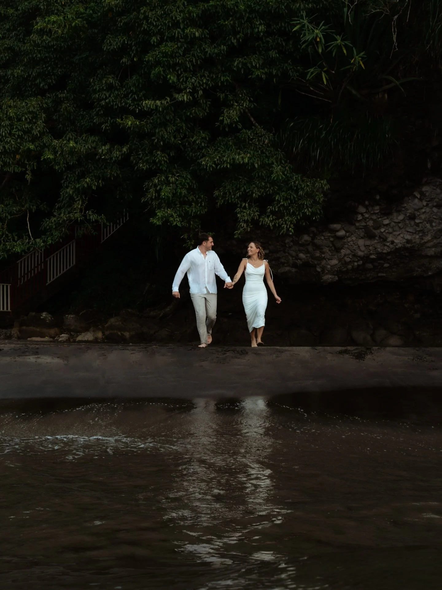 Retour sur ce shooting couple sur la plage d&rsquo;Anse Noire en Martinique. Quelle est votre pr&eacute;f&eacute;r&eacute;e ? 🫶🏼

Originaires de Lille, Killian souhaitait offrir &agrave; Julie un beau souvenir pour leur deux ans de relation, et ils