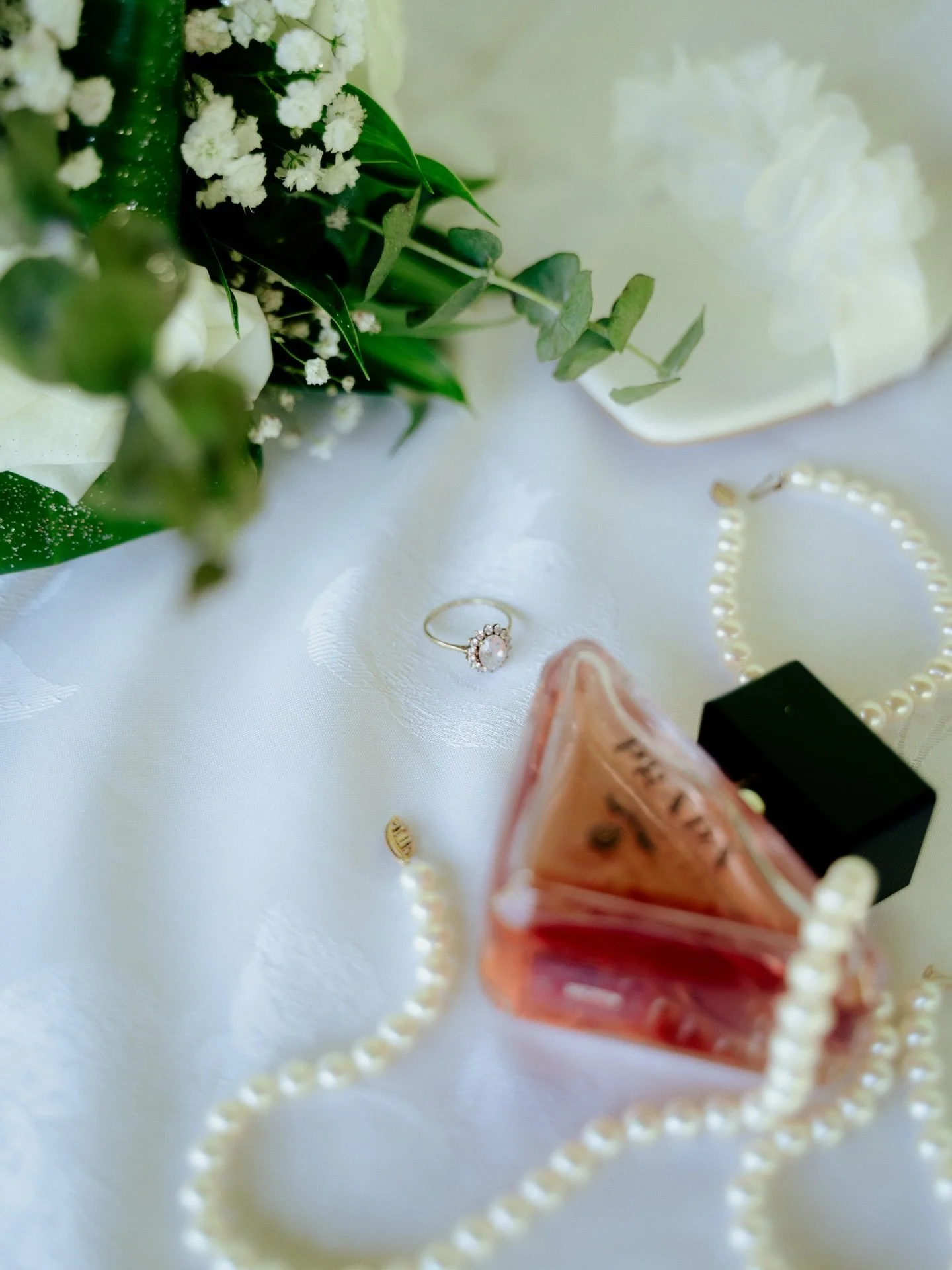 D&eacute;tails de mon dernier mariage en Martinique. Un parfum achet&eacute; pour l&rsquo;occasion, la bague de fian&ccedil;ailles, les perles de la maman de la mari&eacute;e et le bouquet de cette-derni&egrave;re. ✨

Mari&eacute;e : @_estellemaria_ 