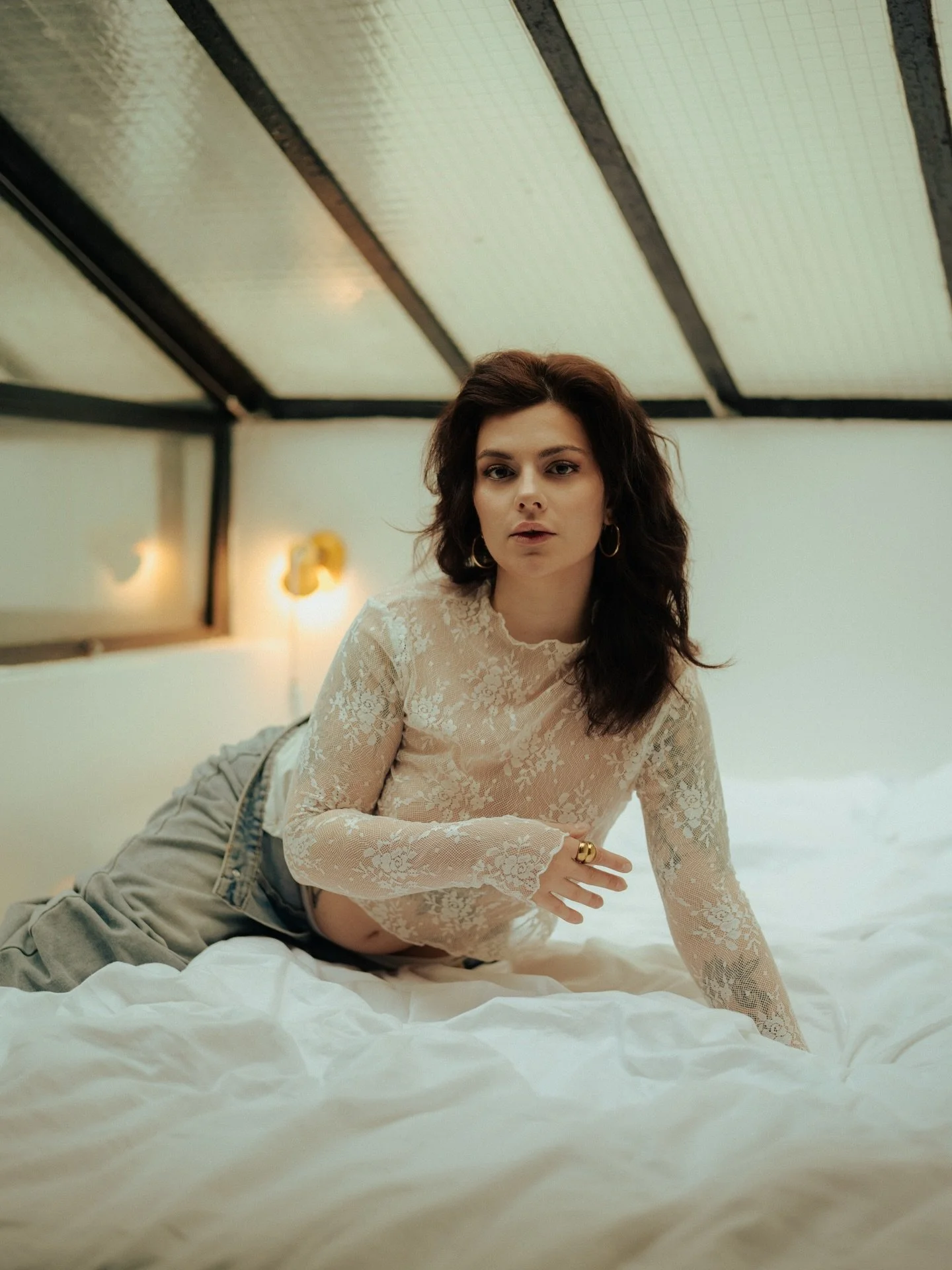 Premi&egrave;re s&eacute;rie de mon shoot r&eacute;alis&eacute; dans un loft parisien avec la sublime @demestre.photographie 🥹 vous pr&eacute;f&eacute;rez laquelle ?