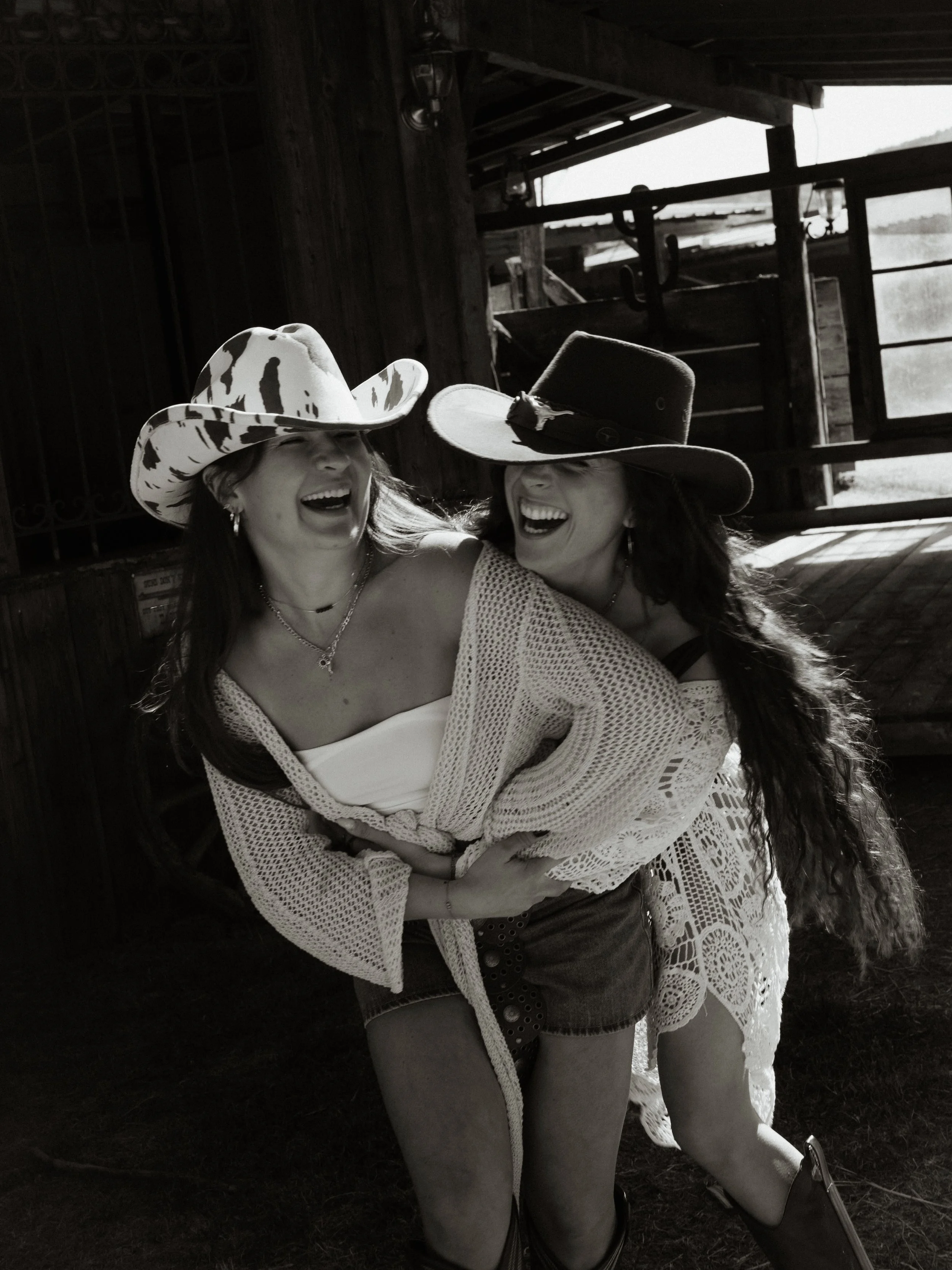 Andrea &amp; Julie ✨ 

On pense souvent a faire des shooting en couple mais est ce qu&rsquo;on pense &agrave; faire des shootings avec sa meilleure amie ? C&rsquo;est l&rsquo;occasion de partager une exp&eacute;rience qui change de l&rsquo;ordinaire 