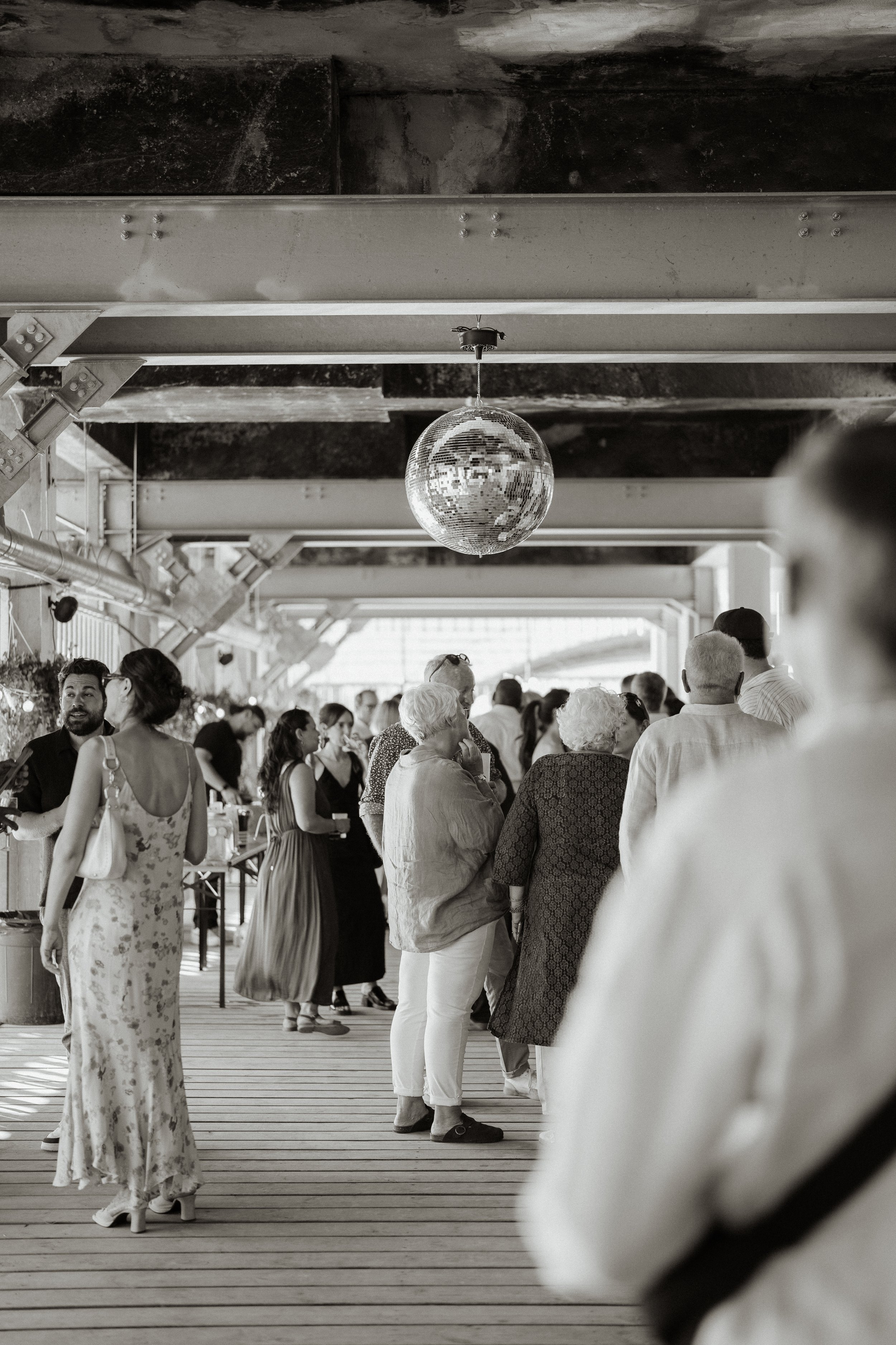 mariage-leonie-et-jules-mairie-du-11-paris-photographe-sacha-ernadote-223.jpg