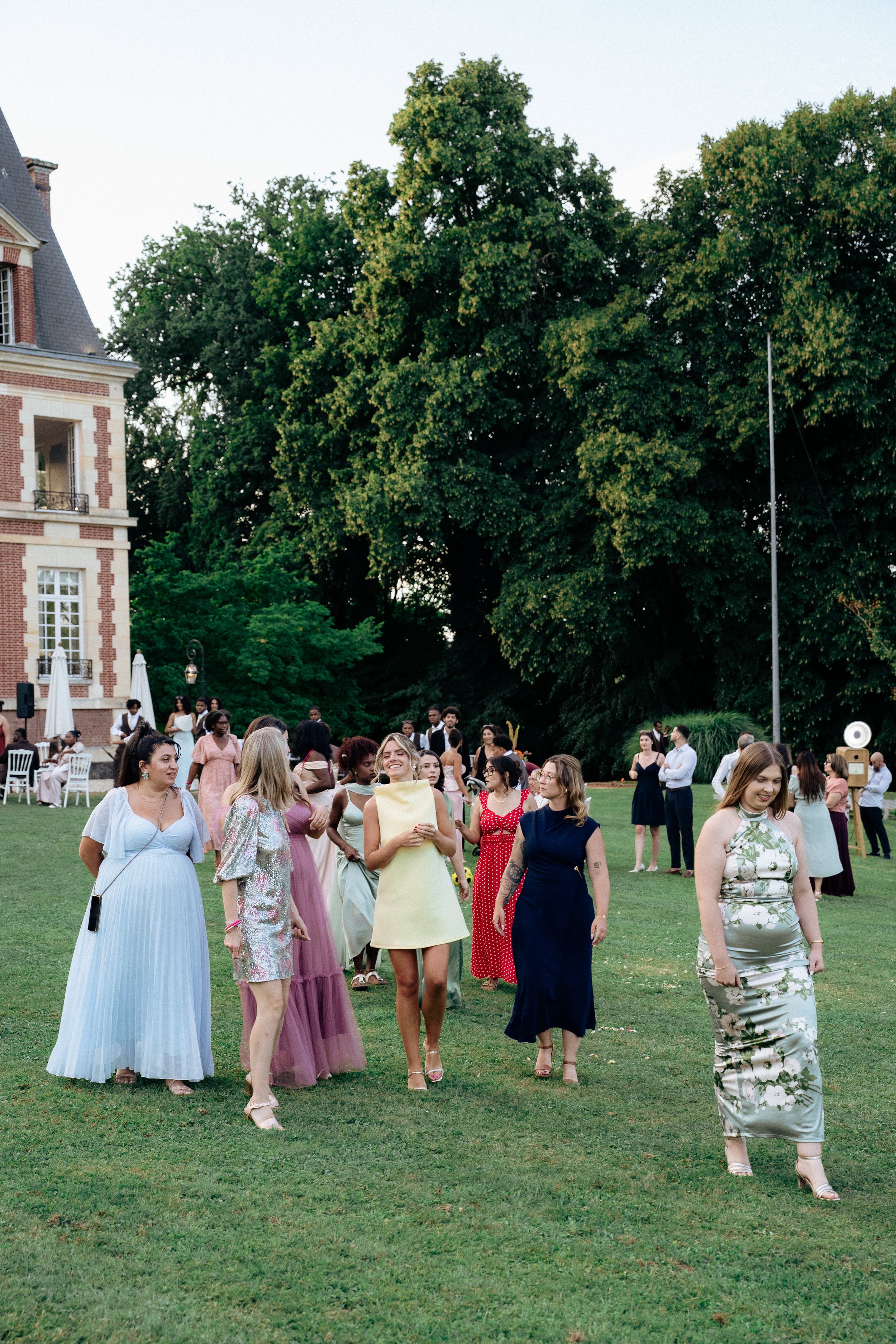 lancer-bouquet-mariage-laique-chateau-normandie-fatiha-beric-photographe-sacha-ernadote-2.jpg