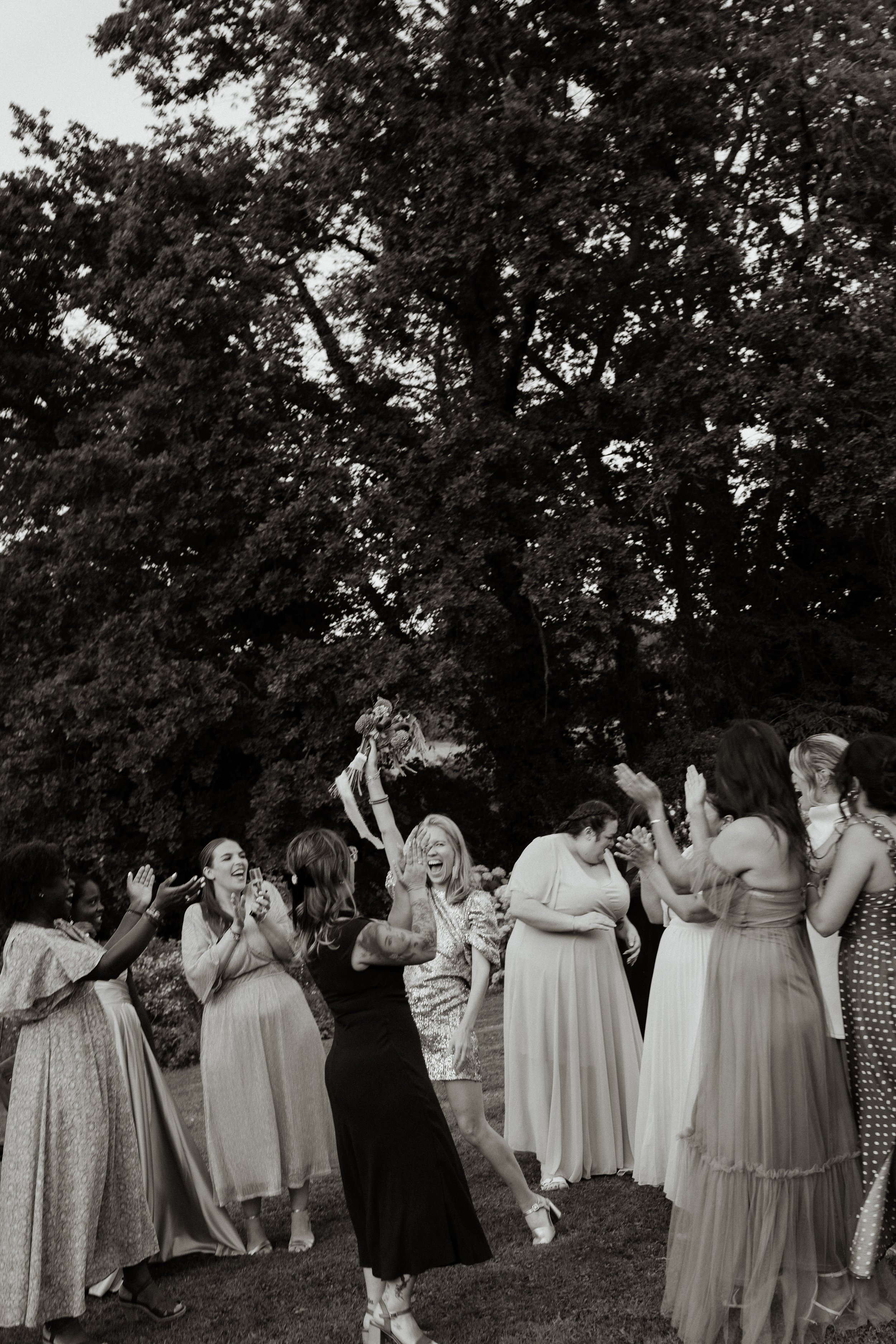 lancer-bouquet-mariage-laique-chateau-normandie-fatiha-beric-photographe-sacha-ernadote-13.jpg