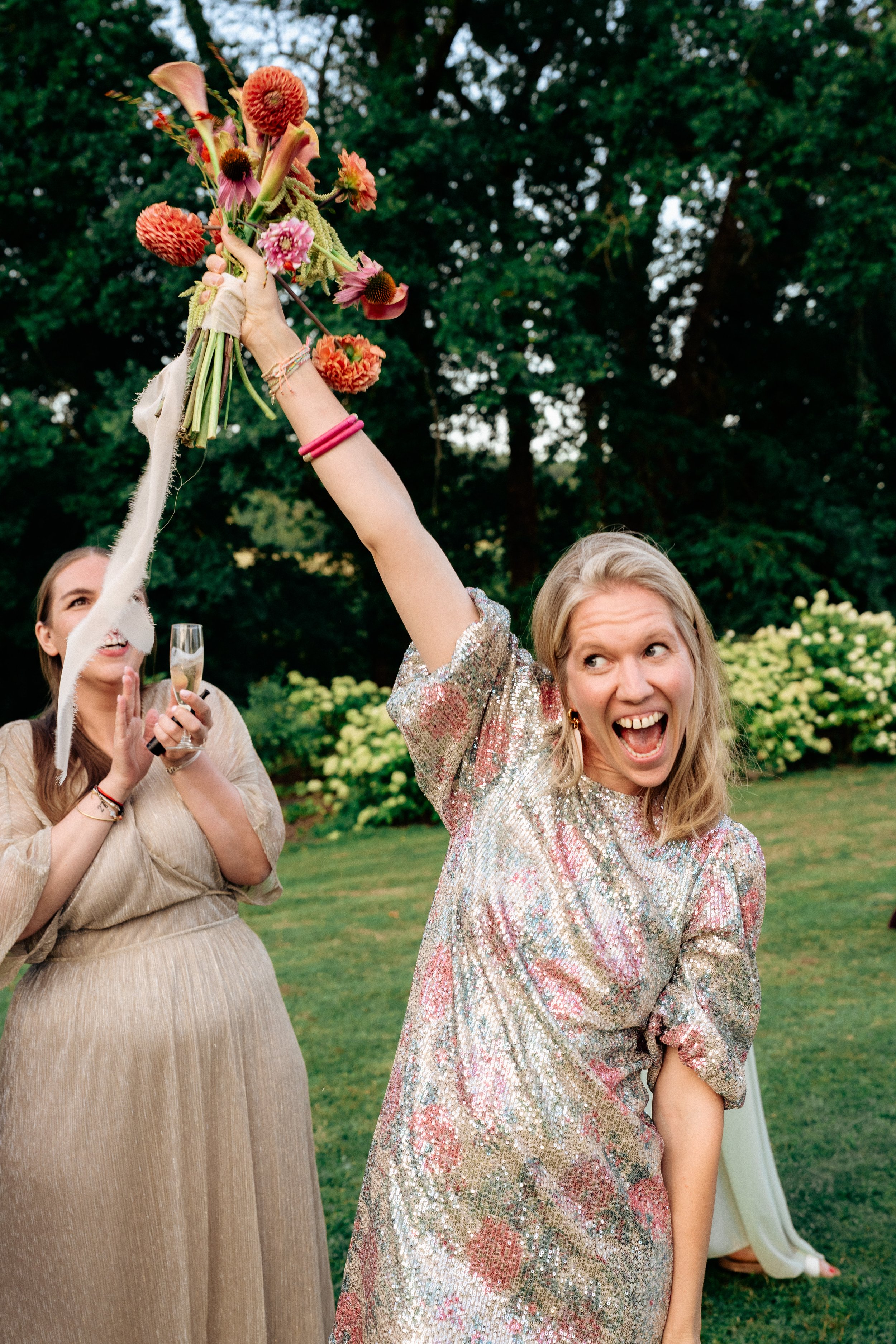 lancer-bouquet-mariage-laique-chateau-normandie-fatiha-beric-photographe-sacha-ernadote-15.jpg