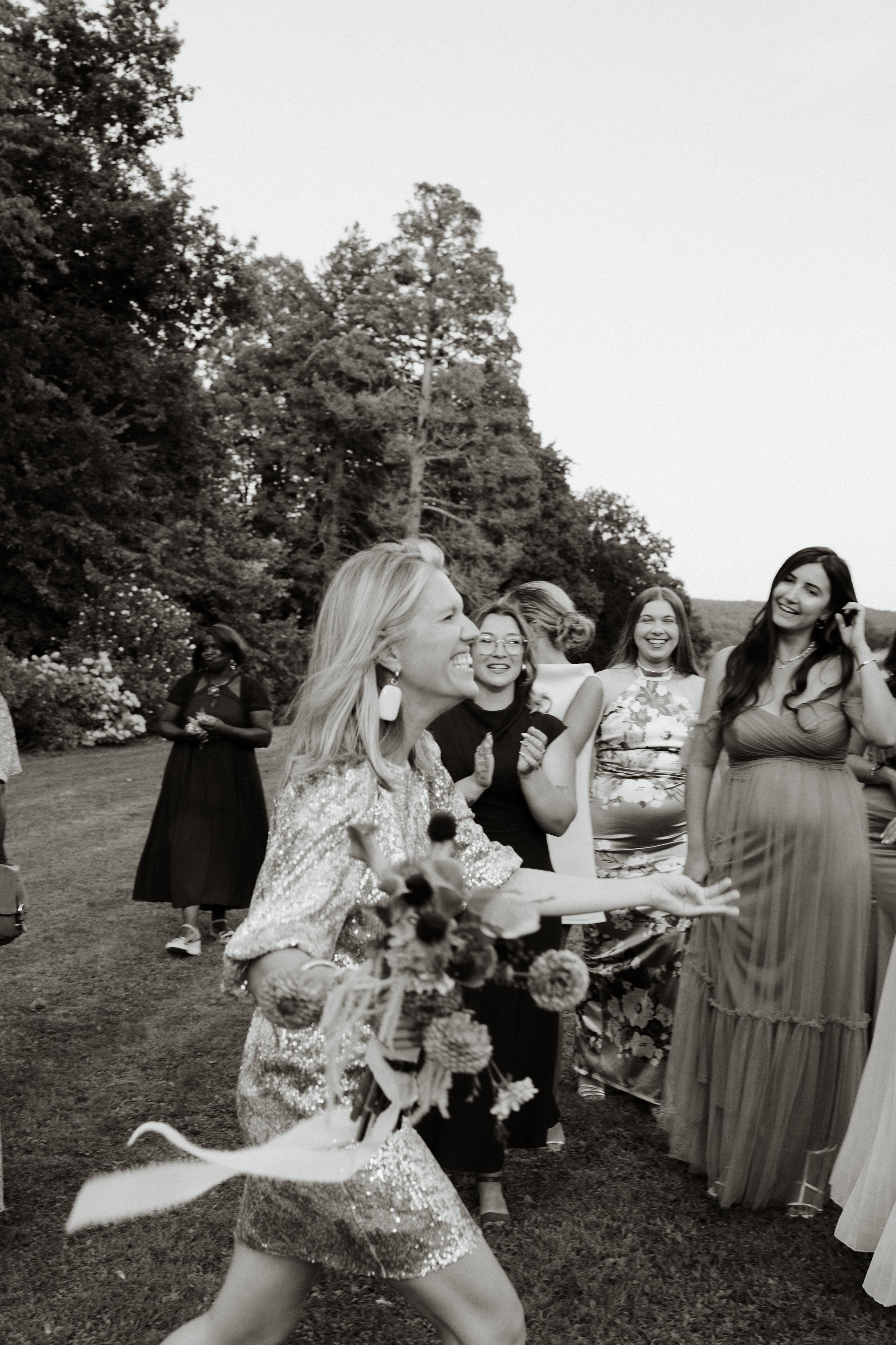lancer-bouquet-mariage-laique-chateau-normandie-fatiha-beric-photographe-sacha-ernadote-18.jpg