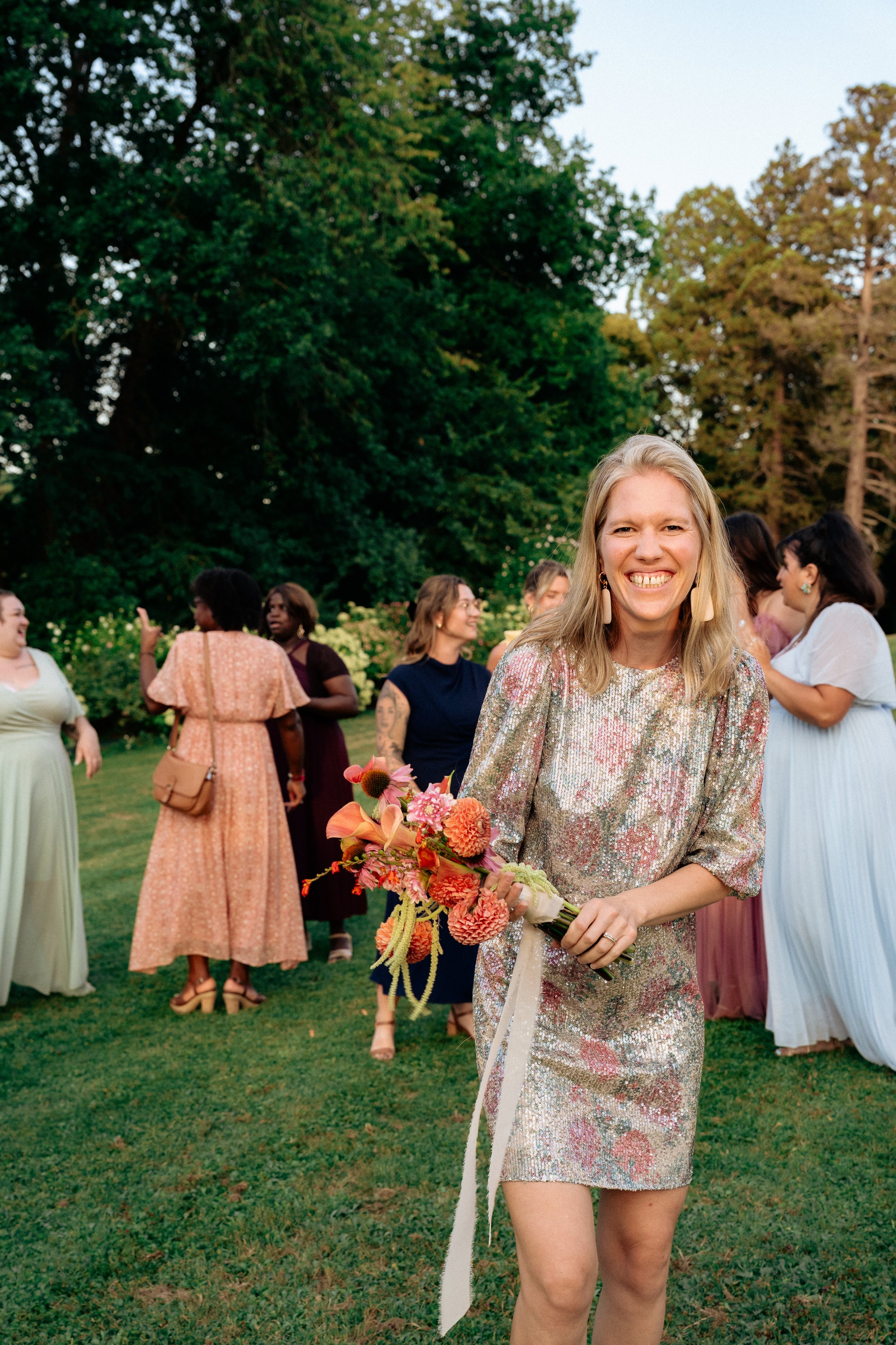 lancer-bouquet-mariage-laique-chateau-normandie-fatiha-beric-photographe-sacha-ernadote-21.jpg