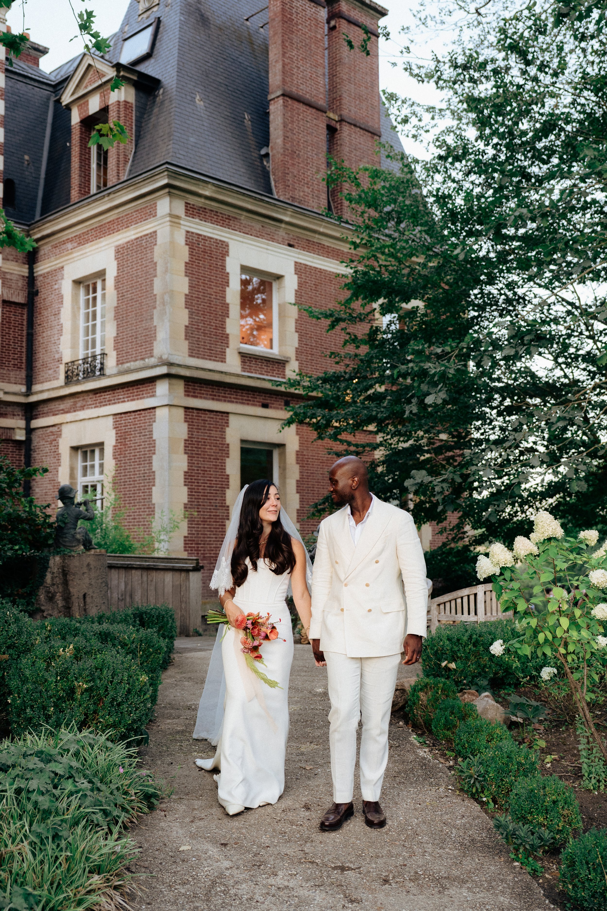 seance-couple-mariage-laique-chateau-normandie-fatiha-beric-photographe-sacha-ernadote-9 2.JPG