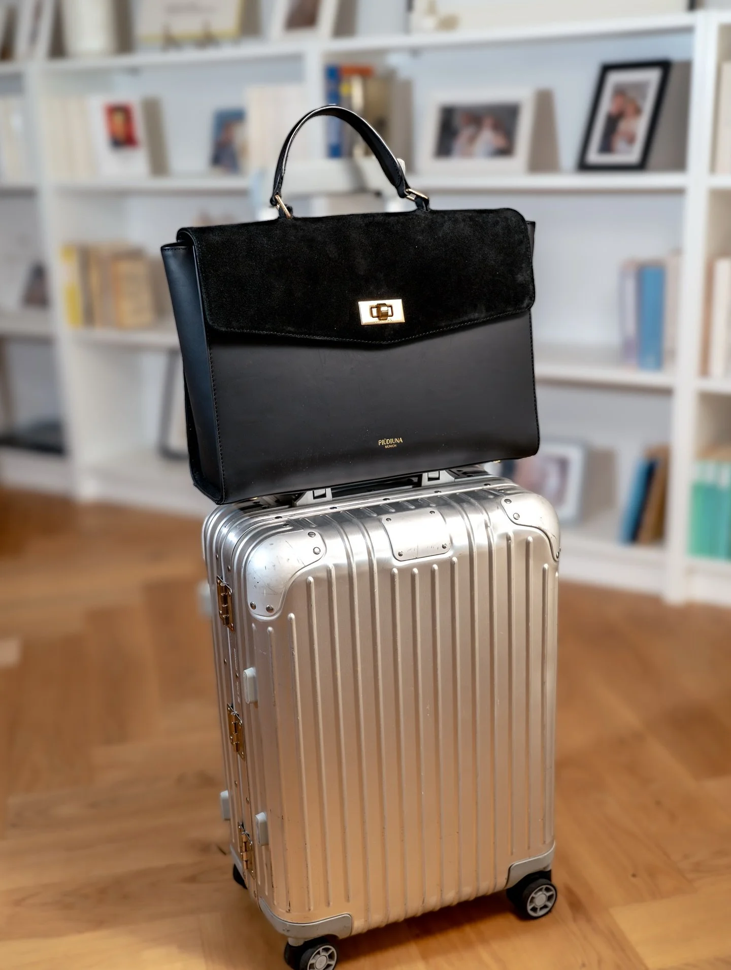 Travel smarter. Not harder.

Ein verstecktes Feature, das den Unterschied macht:
Ein integriertes Band fixiert die Tasche sicher am Koffer &ndash; stabil, ausbalanciert, elegant.

Hands free unterwegs.
Design, das mitdenkt.
F&uuml;r Frauen, die in Be