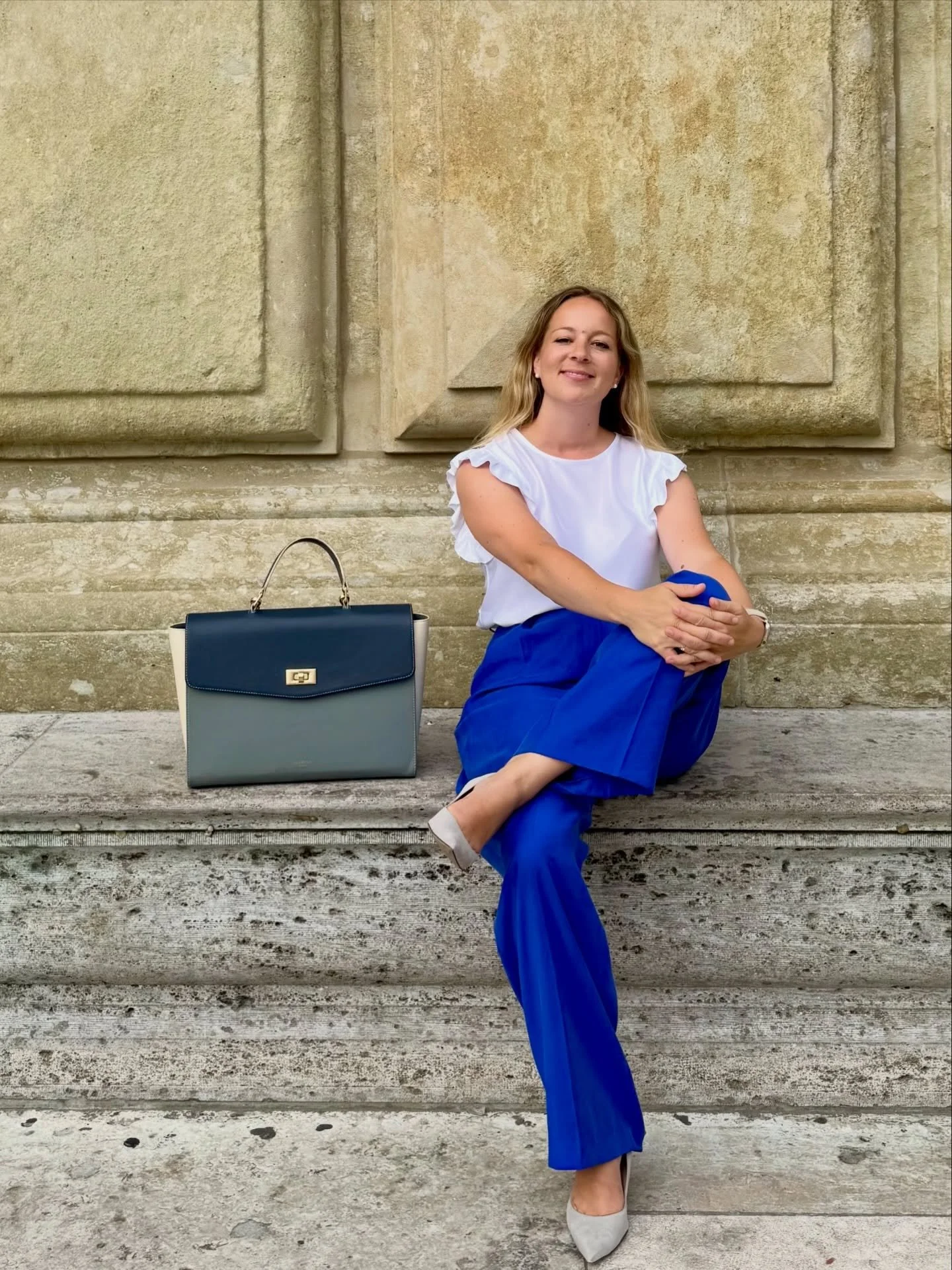 Annie ist nicht nur Co-Founderin von PI&Ugrave;DIUNA.
Sie tr&auml;gt viele Rollen.

Sie ist Mutter.
F&uuml;hrungskr&auml;fteentwicklerin.
Coach.
Und baut PI&Ugrave;DIUNA neben einem Vollzeitjob auf.

PI&Ugrave;DIUNA entstand, weil Annie selbst gesp&u