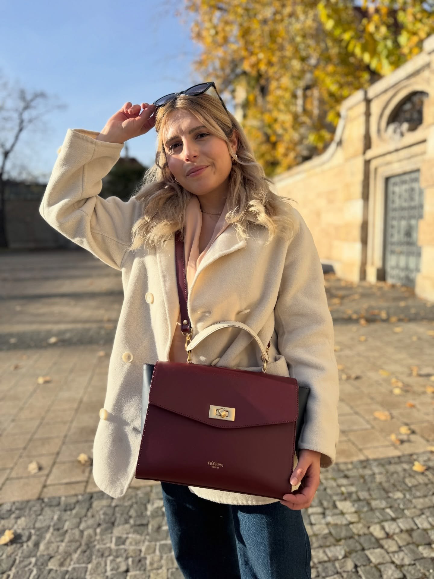 Du musst dich nicht entscheiden.

Nicht zwischen Karriere und Kind.
Nicht zwischen Stil und Funktion.
Nicht zwischen Pr&auml;senz und Leichtigkeit.

PI&Ugrave;DIUNA ist f&uuml;r Frauen,
die mehrere Rollen tragen &ndash;
und keine davon ablegen wollen