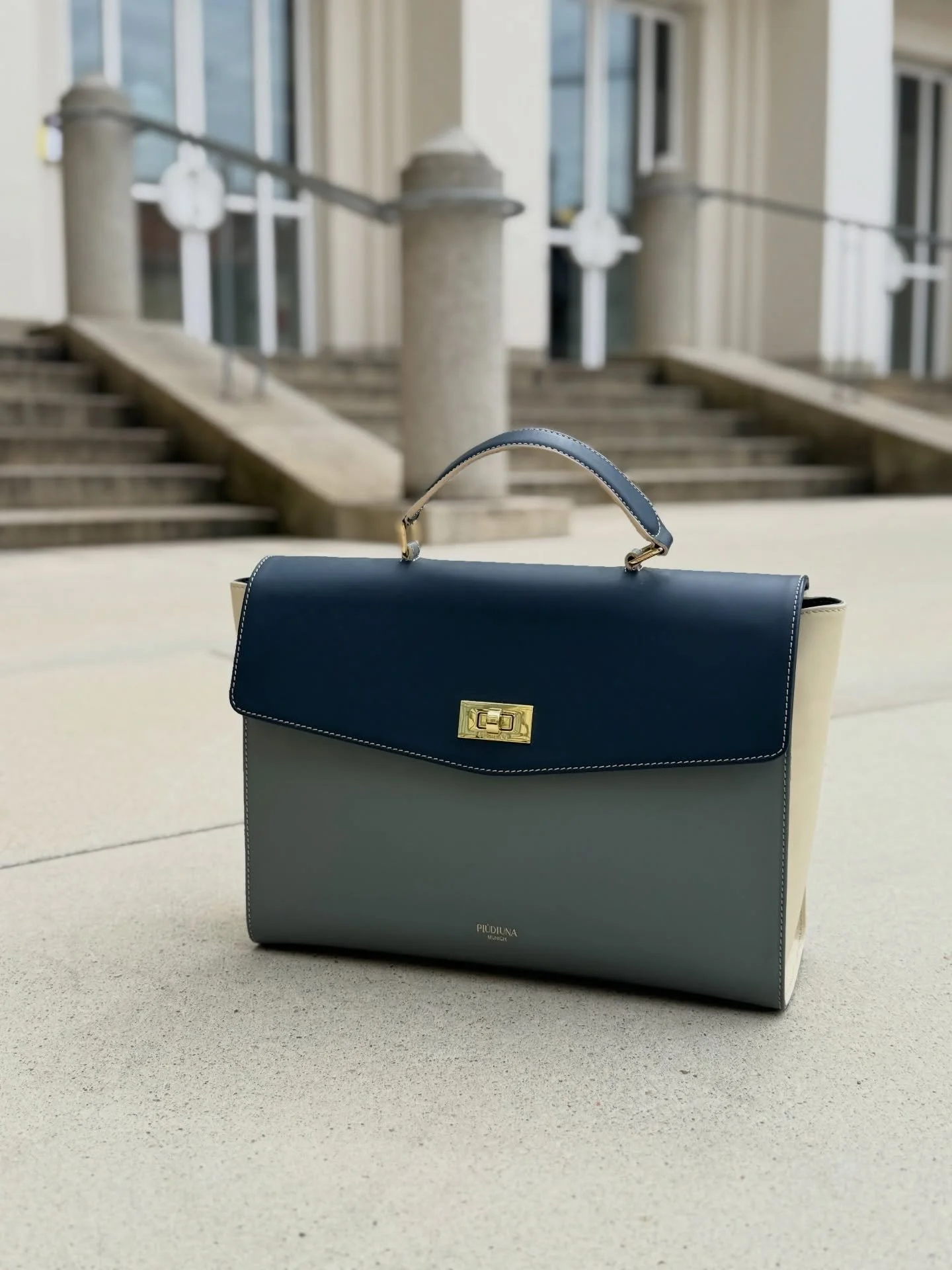 Dusk Horizon &ndash; f&uuml;r Frauen, die Business und Alltag mit Stil und Selbstbewusstsein meistern.

✨ Handgefertigt. Durchdacht. Empowernd.
💻 Passend f&uuml;r Laptops bis 16&Prime; &ndash; weil du keine Kompromisse machst.
Von Frauen f&uuml;r Fr