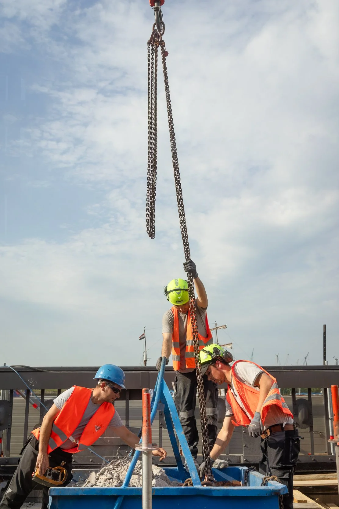Bauarbeiter auf Baustelle bei Tageslicht