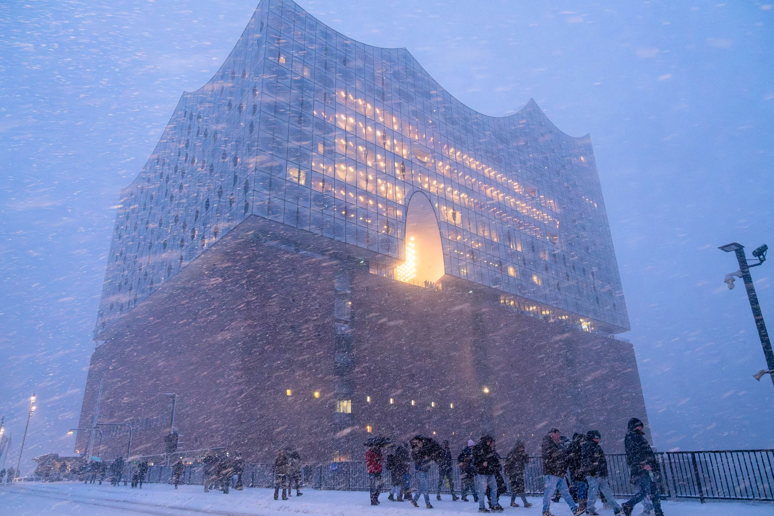 08620- Elbphilharmonie-Schnee-Nebel-Kunstdrucke-wandbilder-Straßenfotografie.JPG