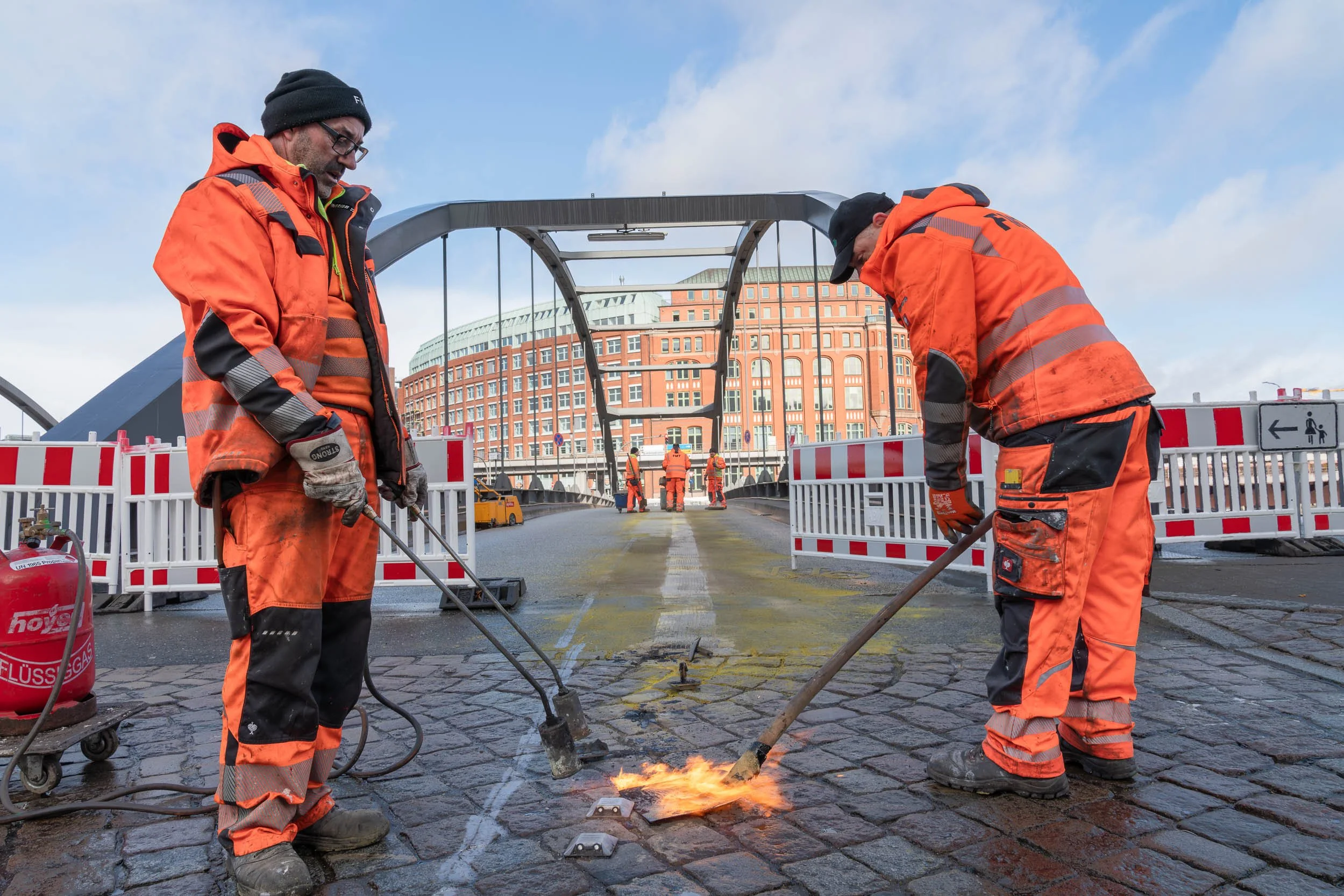 00336-Straßenmarkierungsfirma-Industriehallen Markierungen.JPG