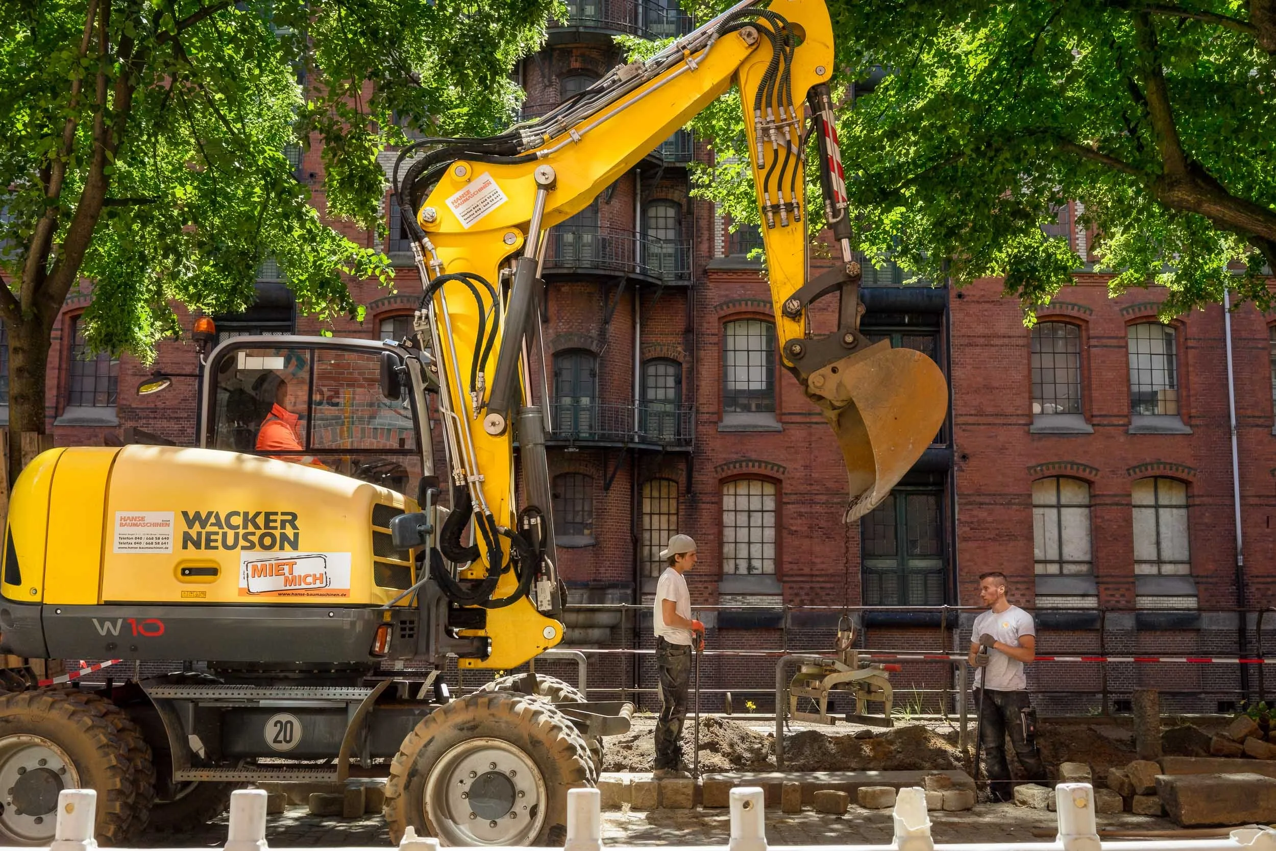 DSC03481-Arbeiter im Gespräch & Industriefotografie.JPG