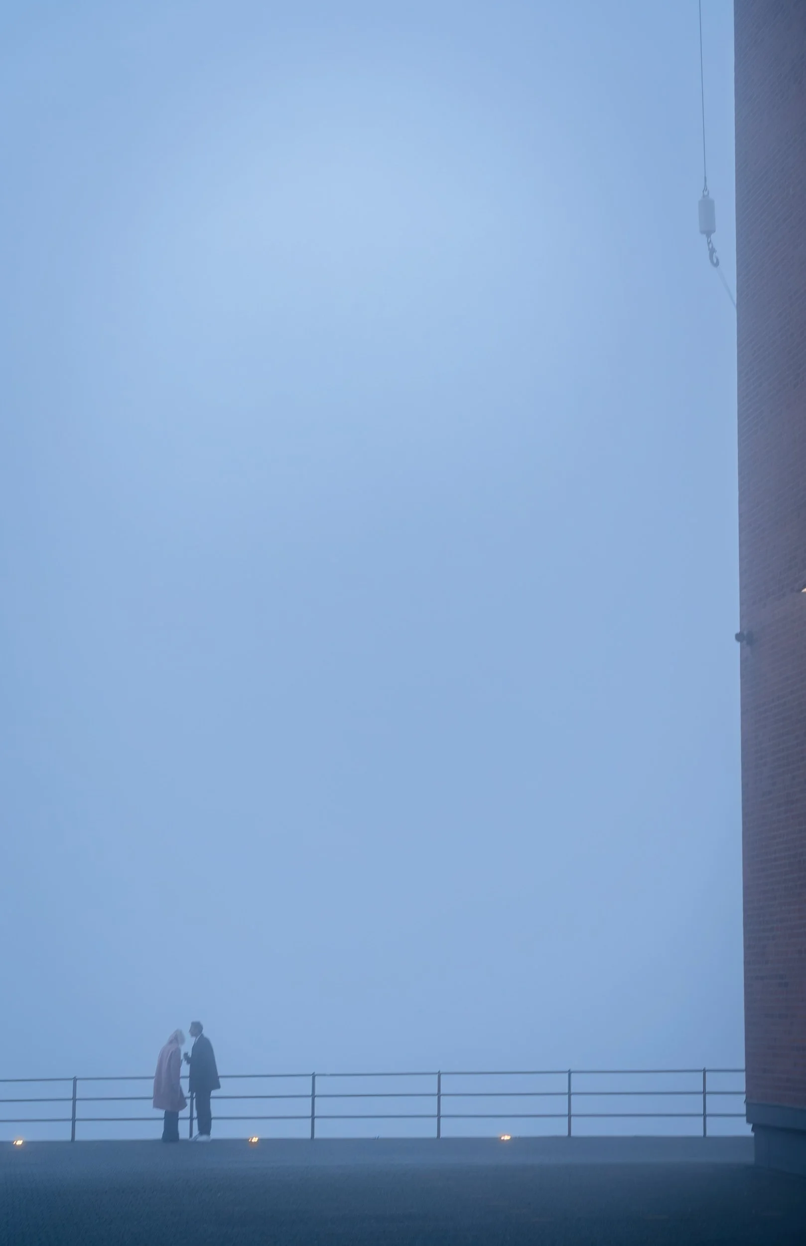 03520-Nebel-Fog-Paar-HafenCity-Elbphilarmonie-Straßenfotografie-Hamburg-Poster-kunstdruck-Print.JPG
