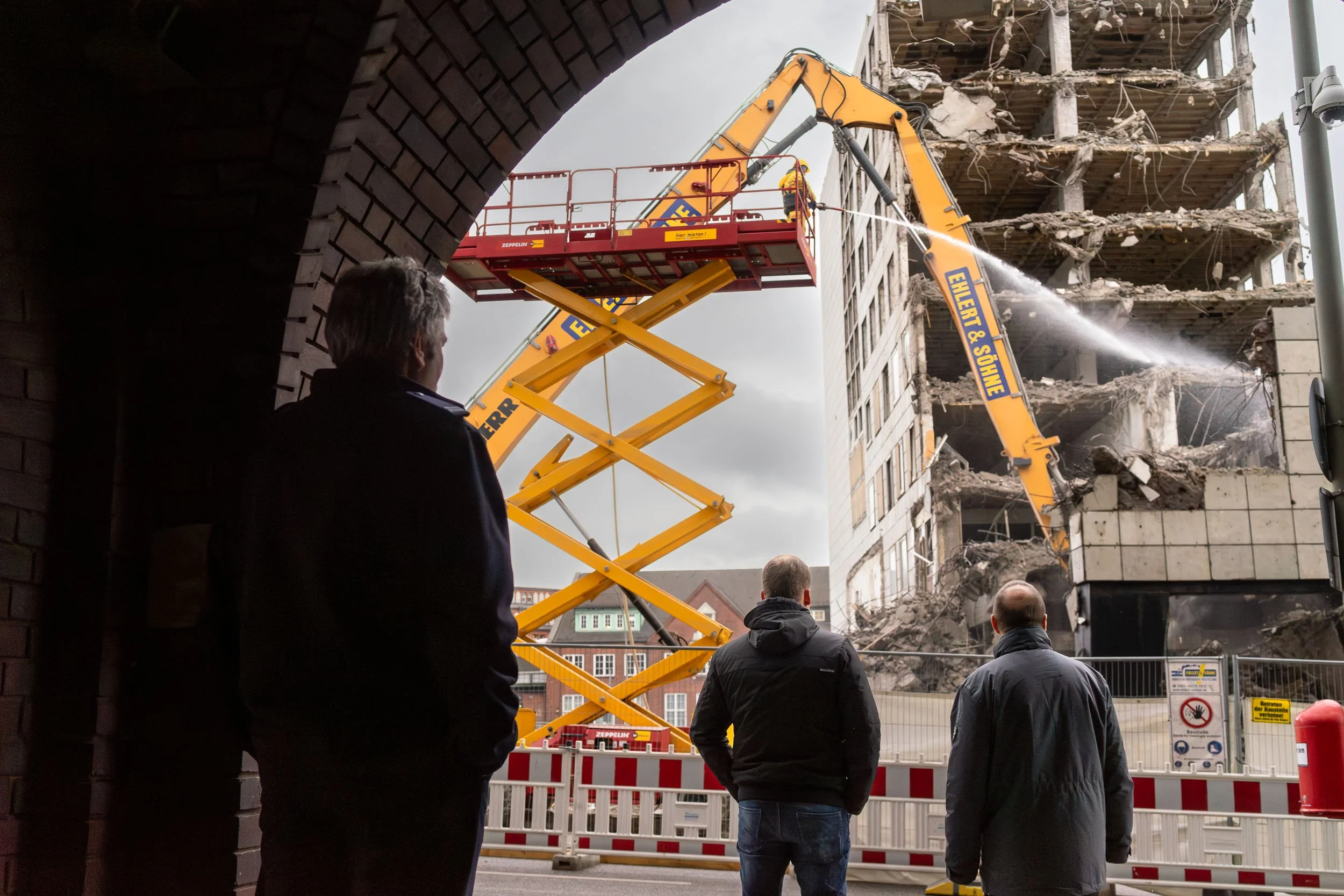 Baustellenfotografie-Kräne- Abriss-City-HOF-Leute.JPG