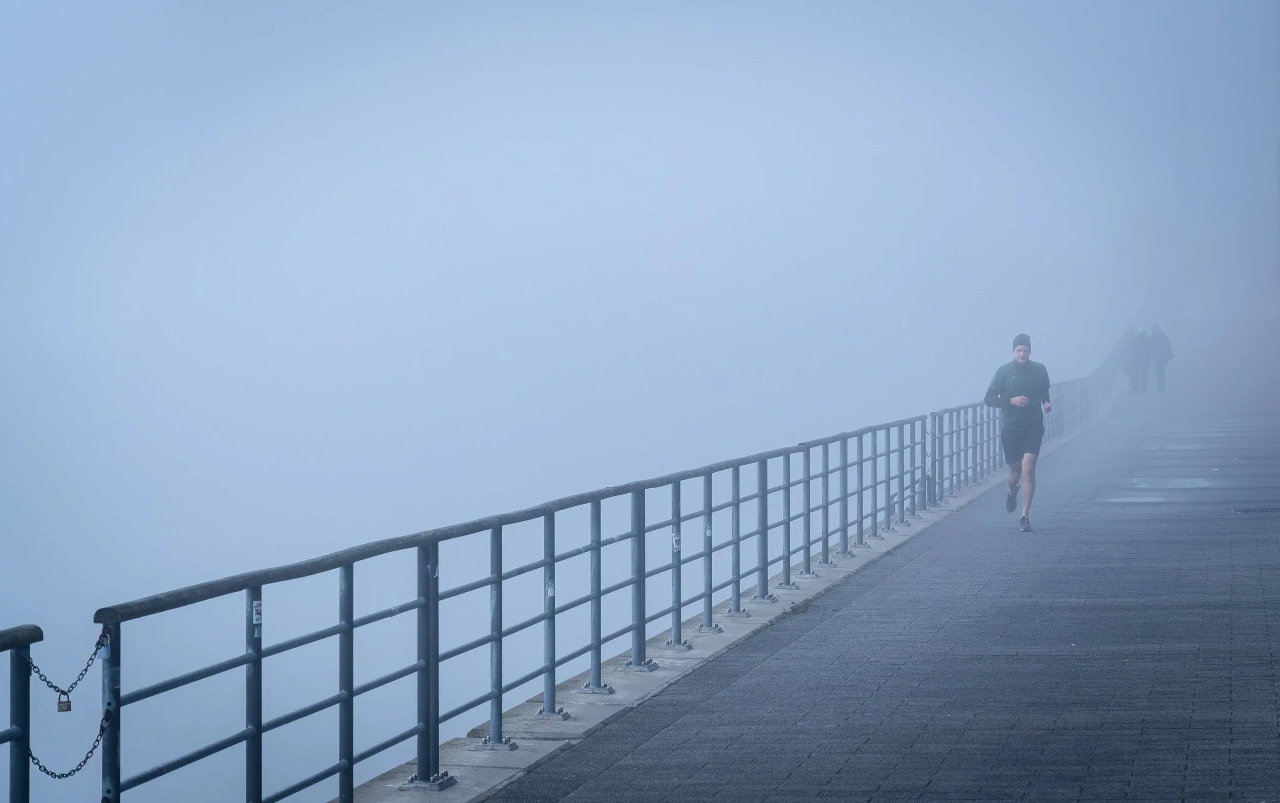 05340-Nebel-Fog-Fisch-Große Elbstraße-Altona Fish Market-Fischmarkt-Poster-Fotokunst-WanddekorationMan joggt.JPG