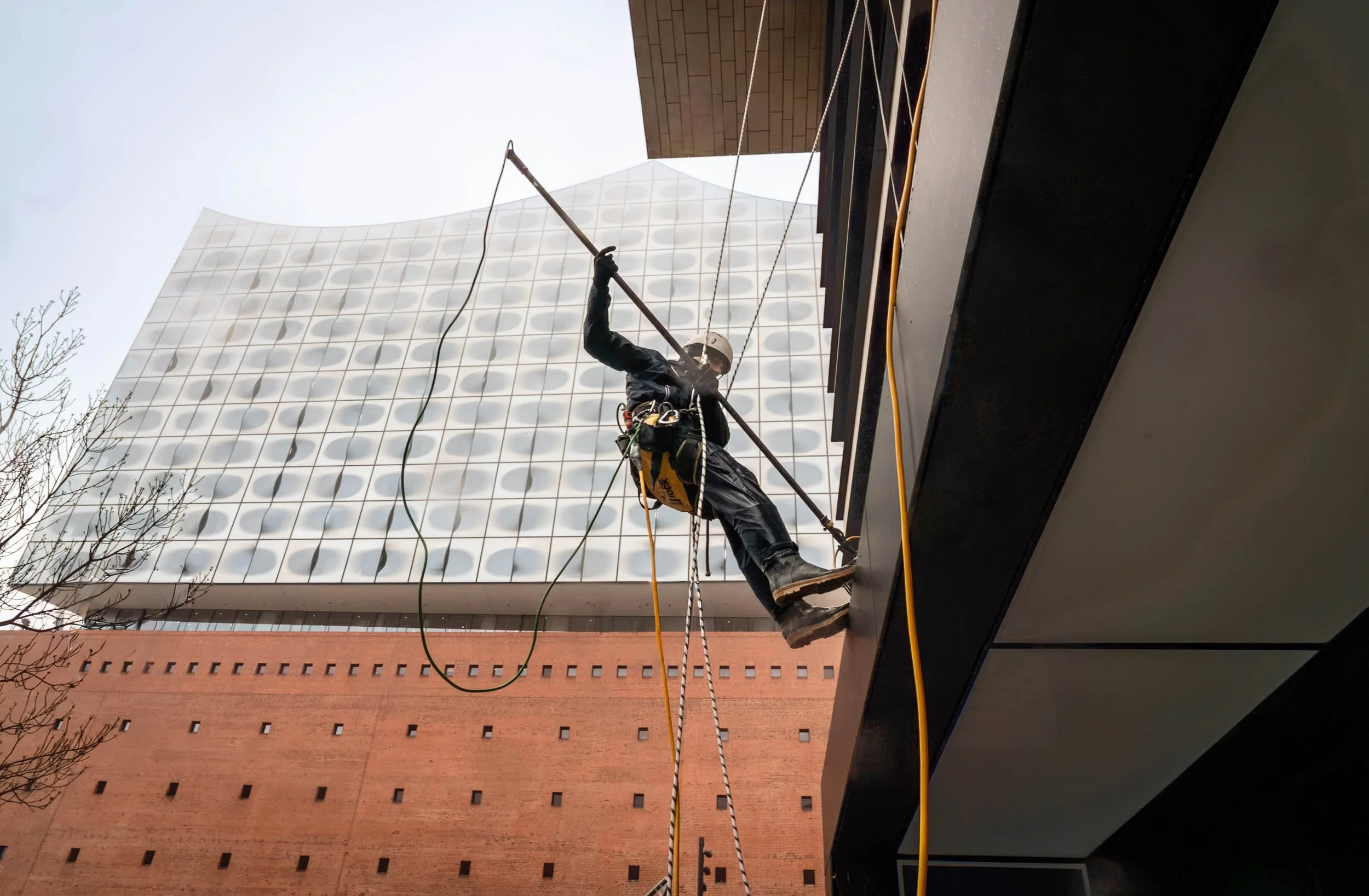 DSC09176-Industriekletterer bei Wartungsarbeiten_Elbphilarmonie.JPG