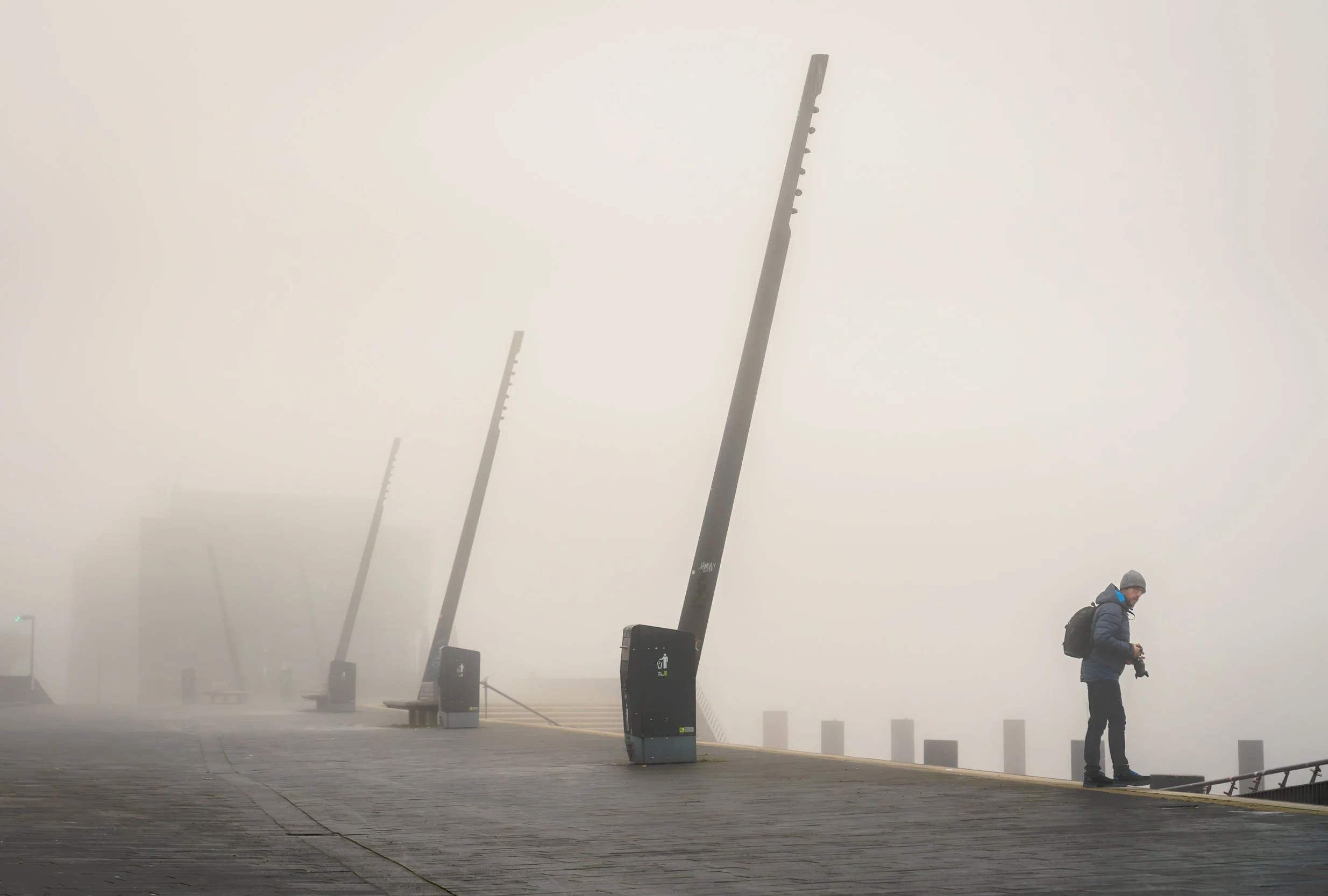 08572-Landungsbrücken-Fotograf in Nebel-Hamburg-Straßenfotografie.JPG