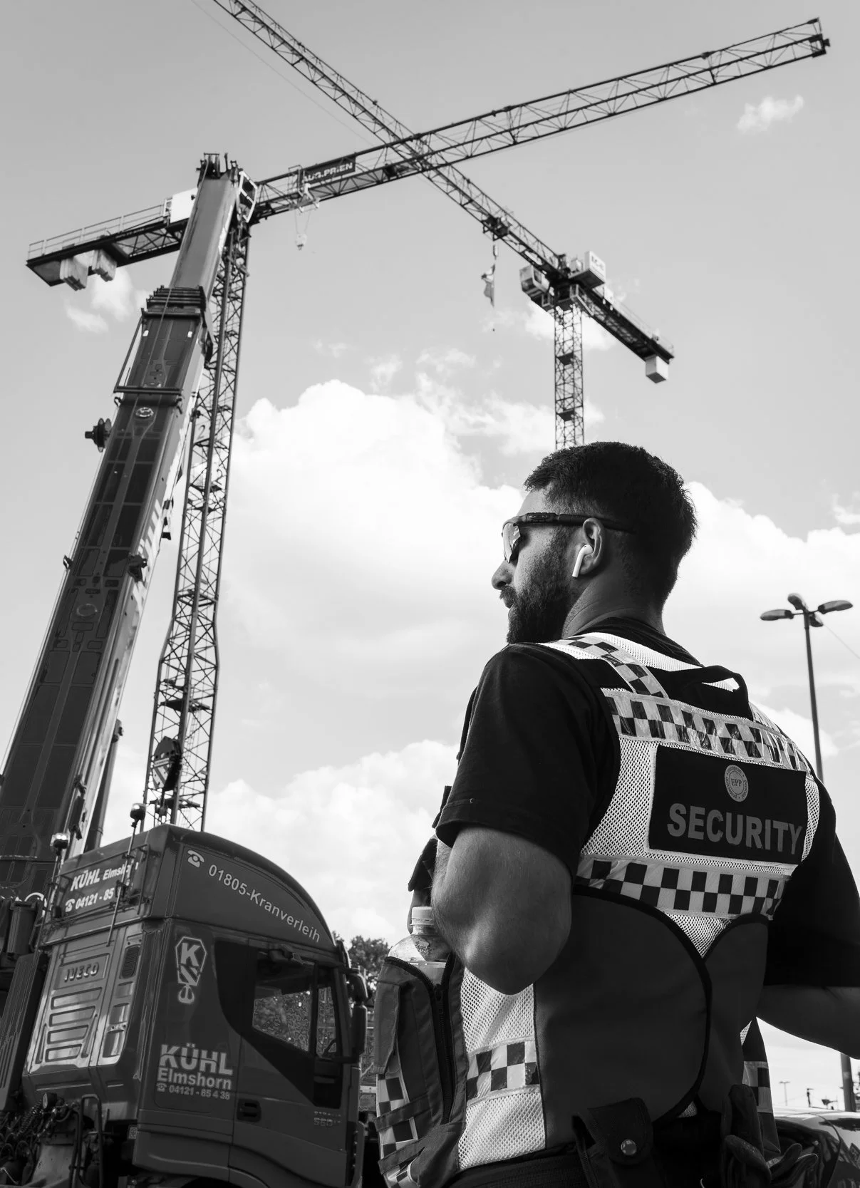 Security guard, Bauarbeiter auf Baustelle bei Tageslicht, Dokumentation von Bauarbeiten Hamburg
