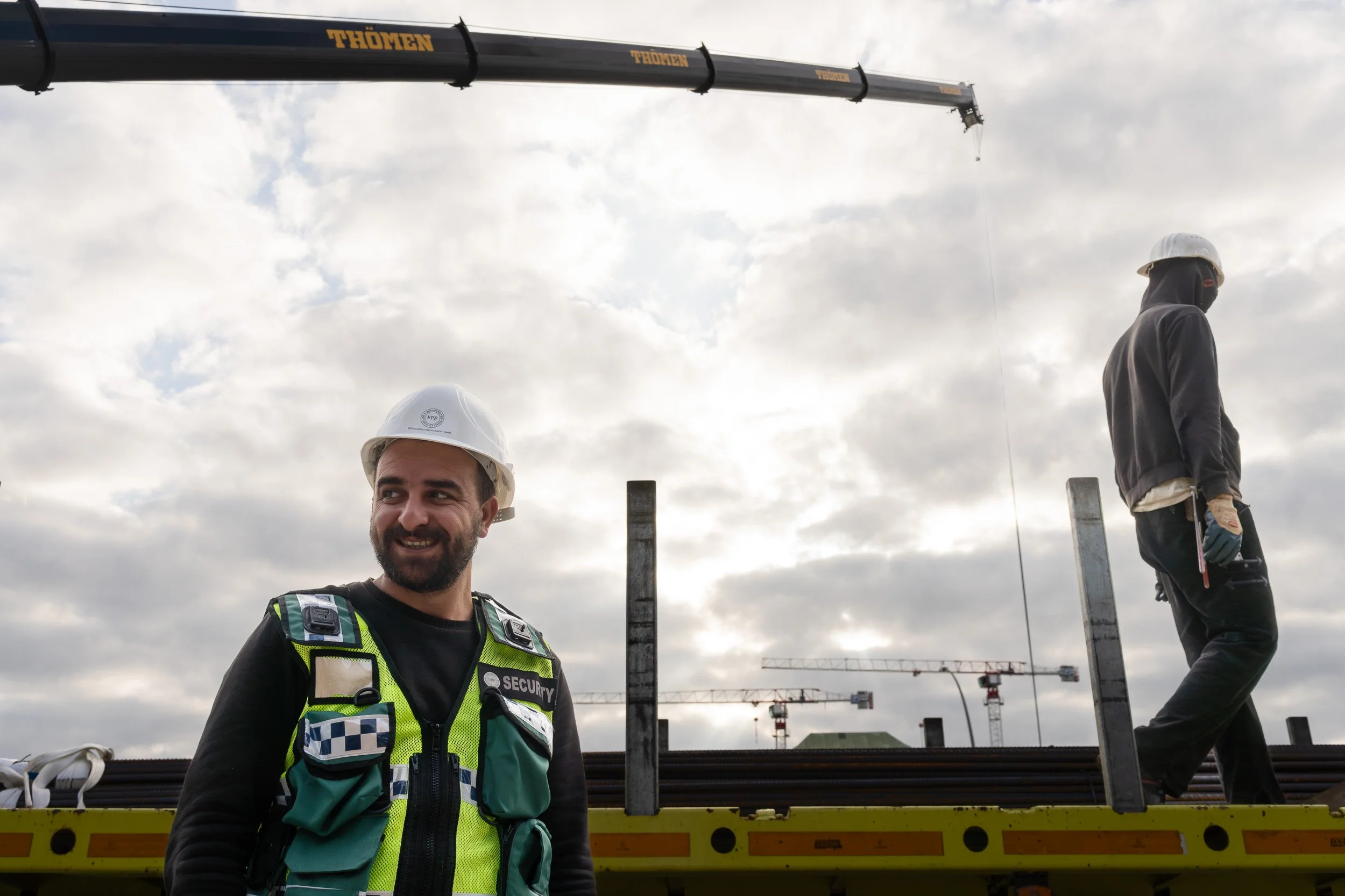 Bauarbeiter auf Baustelle bei Tageslicht, Hamburg
