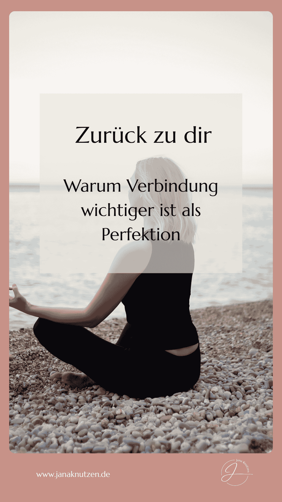 Frau meditierend am Meer.