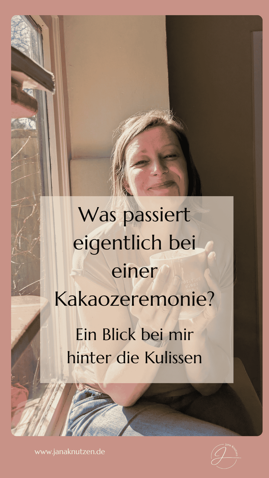 Jana Knutzen mit Kakao auf der Fensterbank um sich dür die nächste Kakaozeremonie vorzubereiten.