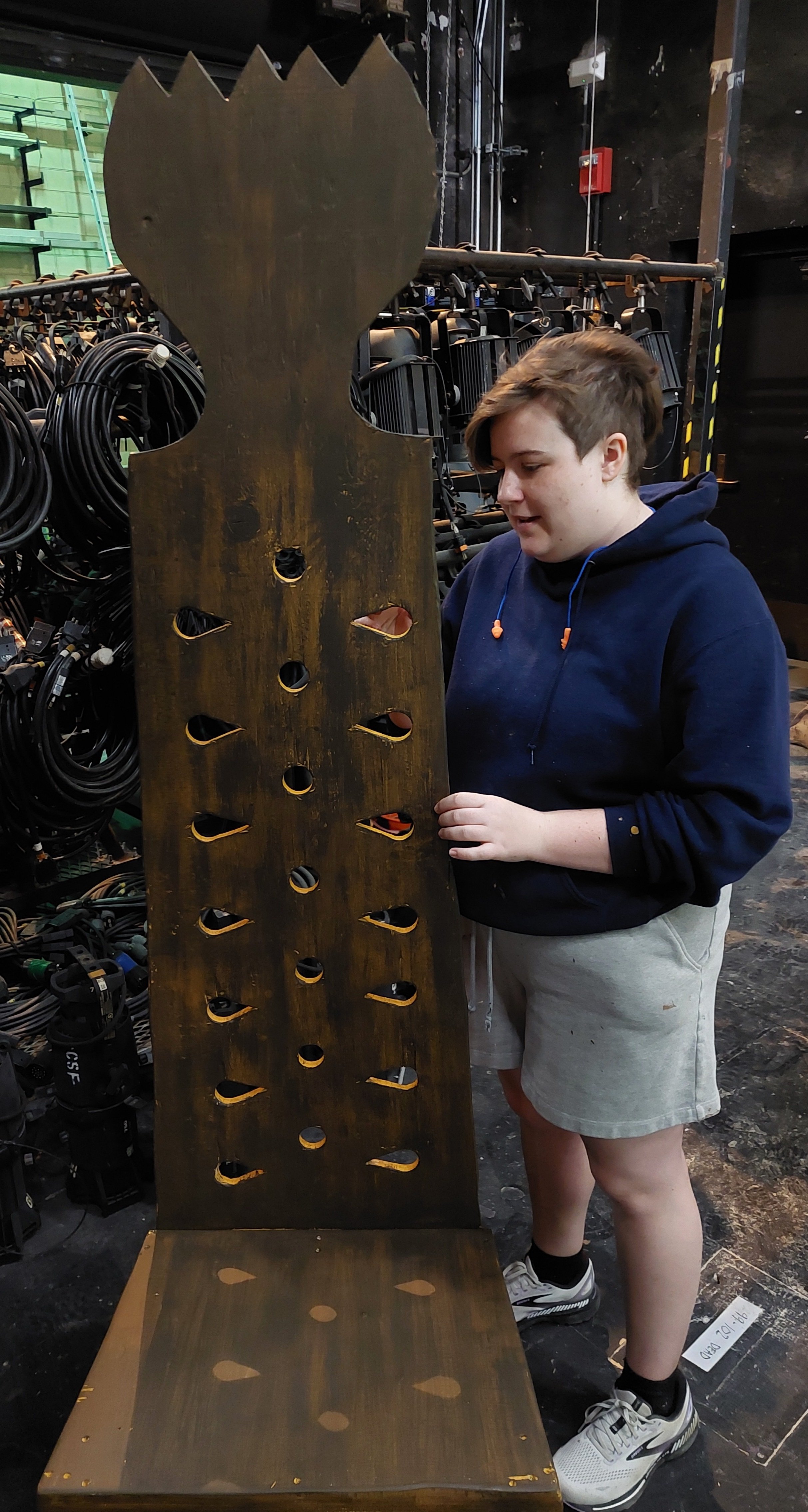 Applying the final tinted gloss to the thrones.