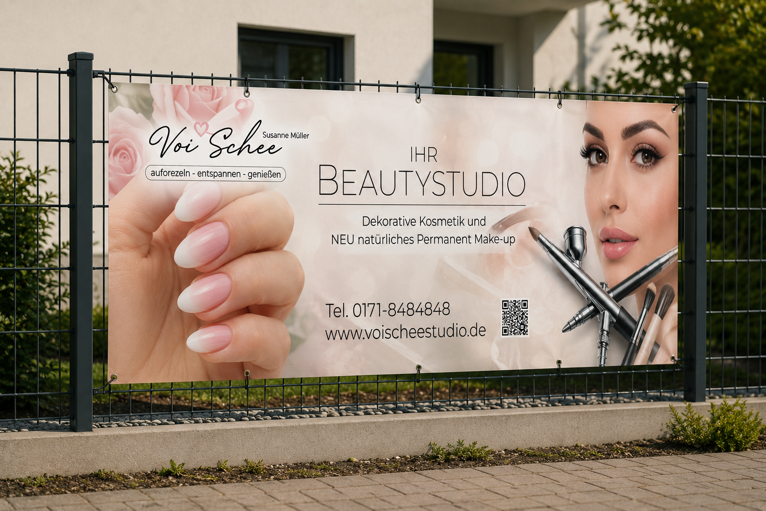 Werbung für ein Beauty-Studio mit einem Model mit perfekt geschminktem Gesicht, verschiedenen Make-up Werkzeugen, einem QR-Code und Kontaktinformationen.