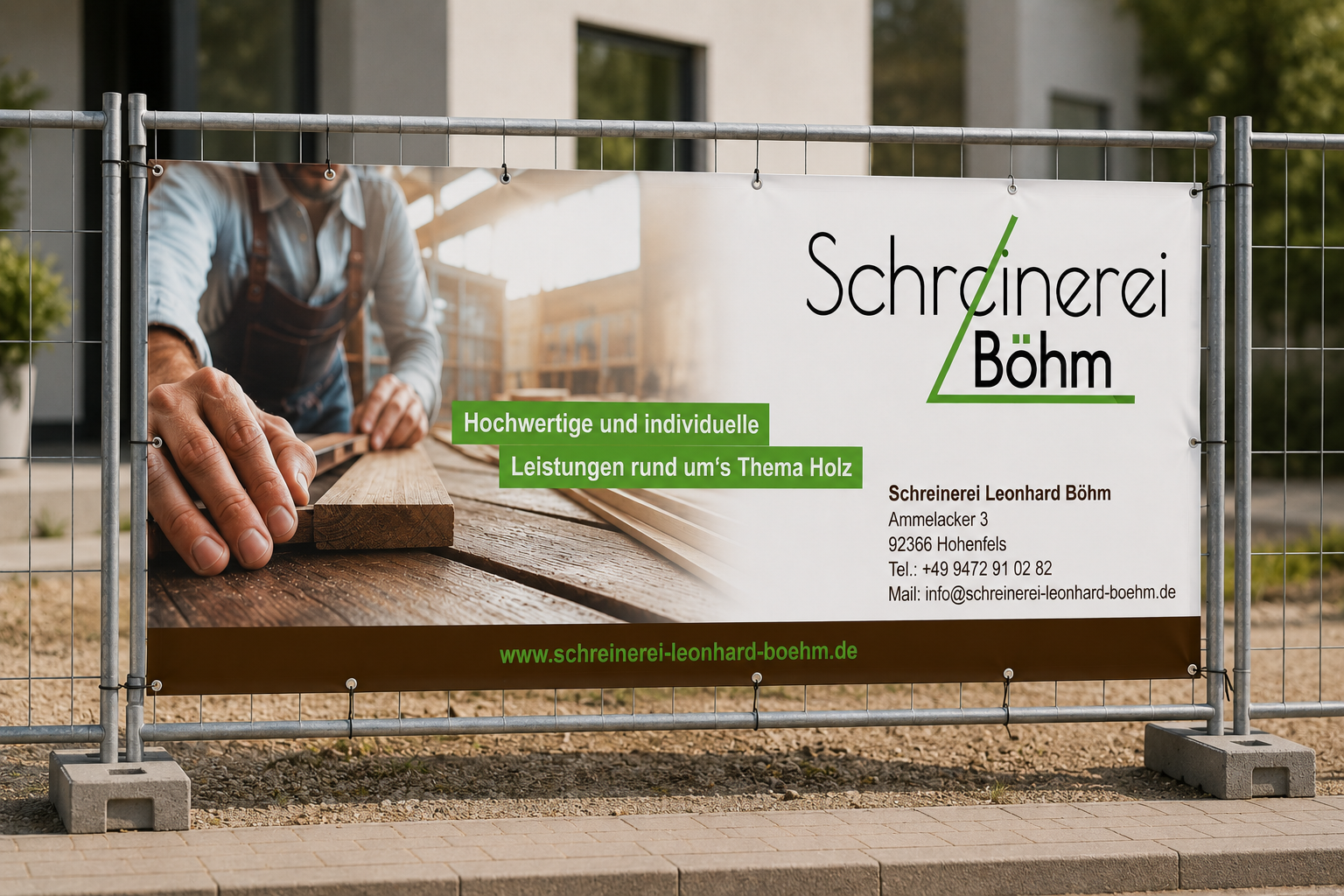 Bauzaun-Werbebanner für eine Schreinerei mit einem Handwerker, der Holz verarbeitet, und Kontaktinformationen sowie einen Slogan in grünen und schwarzen Texten.