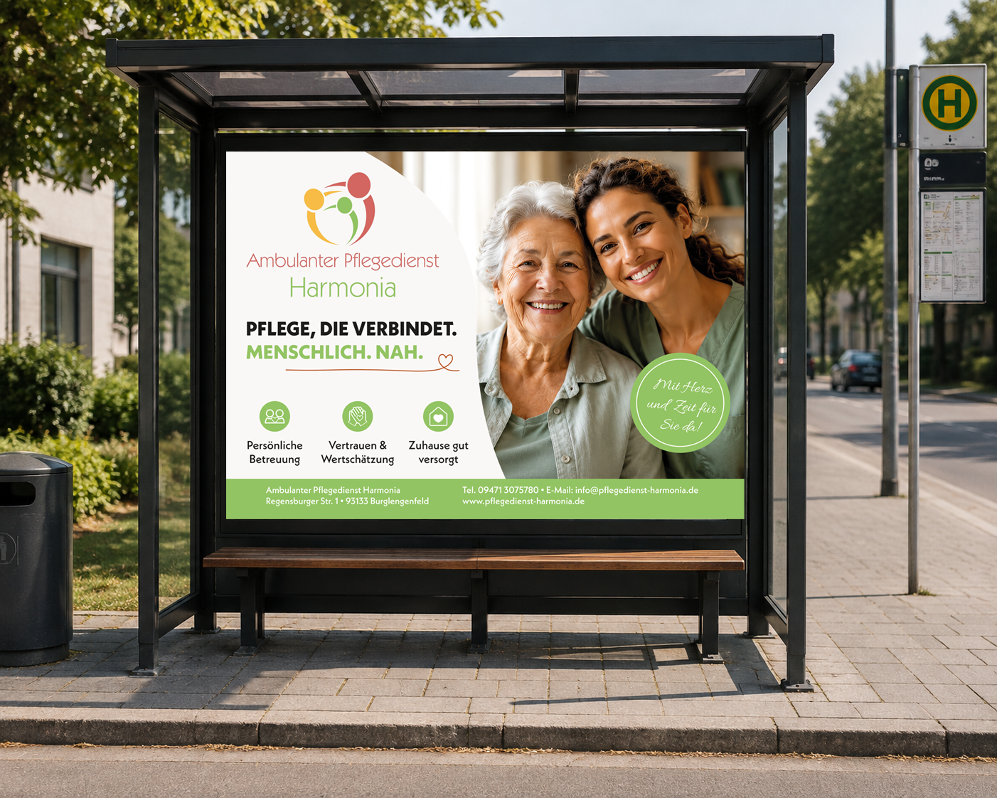 Werbetafel für ambulanten Pflegedienst Harmonia mit Bild einer jungen Pflegerin und einer älteren Dame, Informationen zu Pflegeleistungen und Kontakt.