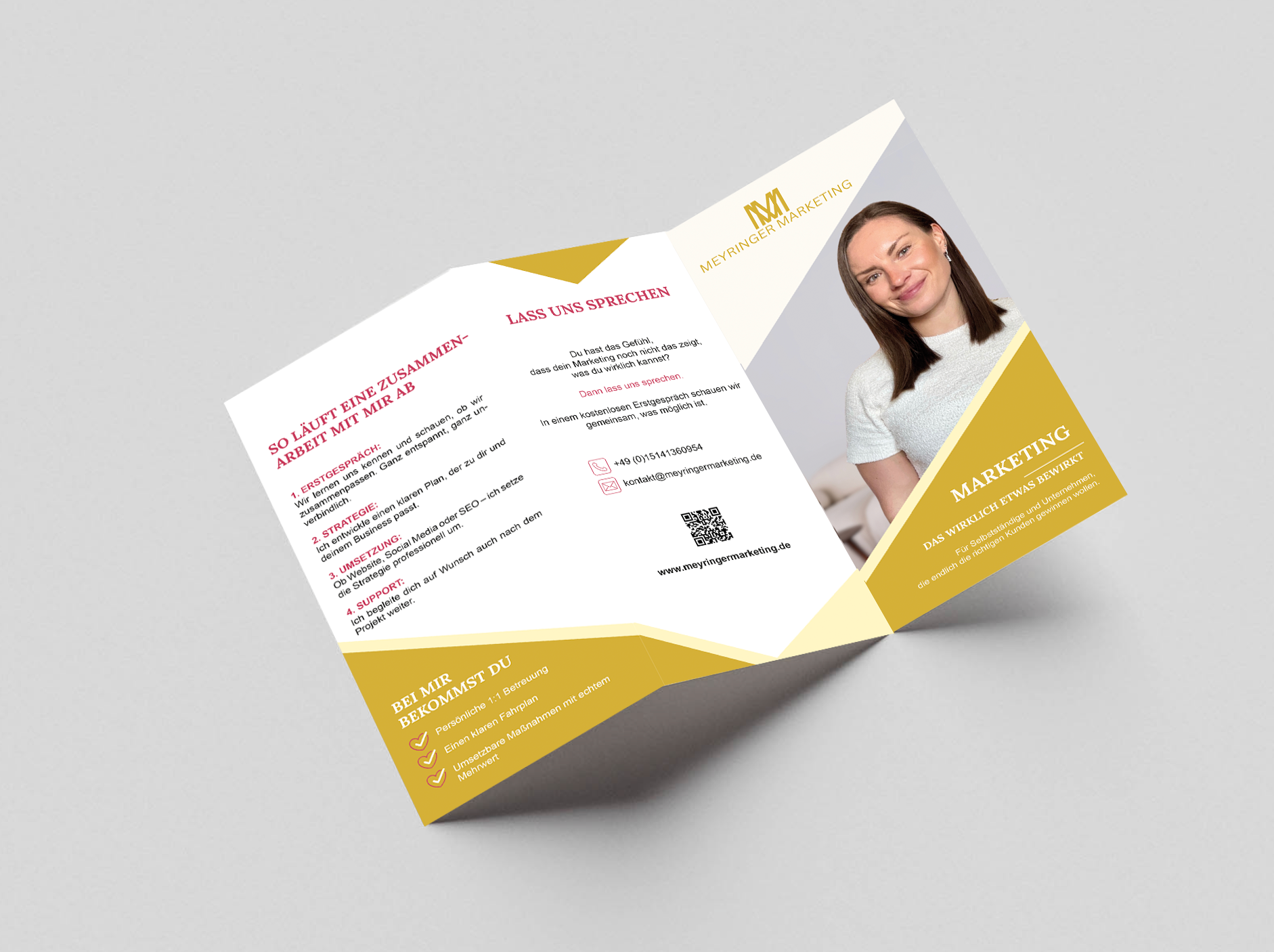 Flyer für Marketing-Dienstleistungen, mit einem Foto einer Frau, und Textabschnitten im deutschen, goldenen und weißen Farbschema, inklusive Kontaktinformationen und QR-Code.