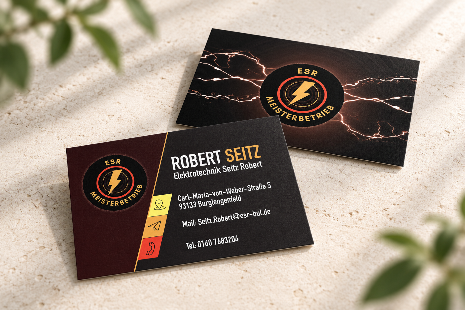 Visitenkarte mit Logo, Kontaktinformationen und einem Bild von Blitz schon auf der Rückseite