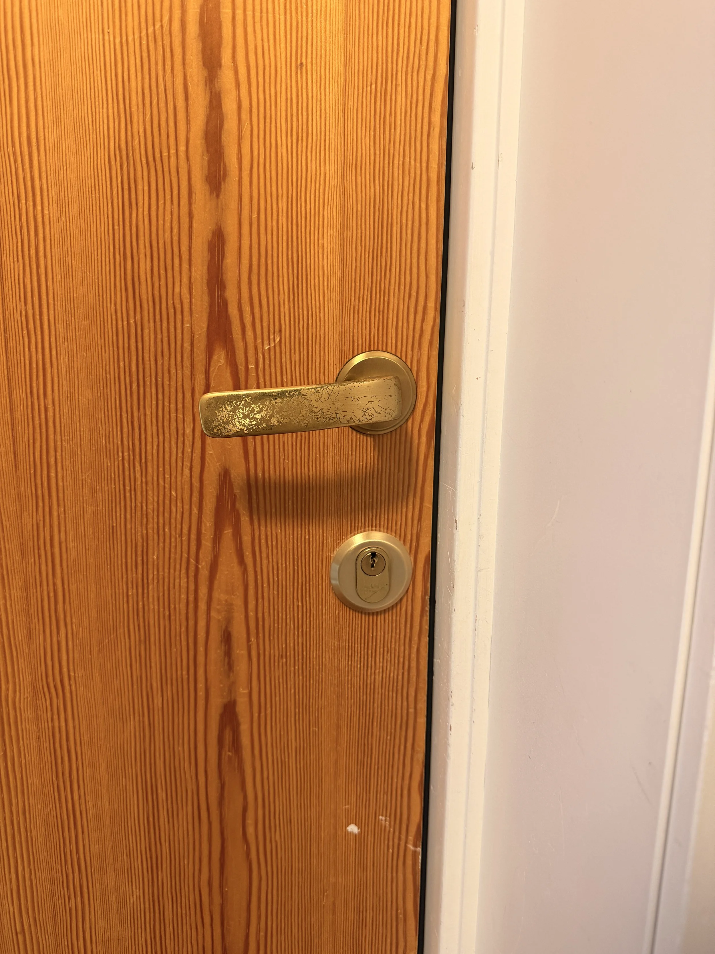 💡 Tips fra låsesmeden: Har låsen blitt treg, ustabil eller vanskeligere å bruke enn før? Ikke nødvendigvis vent til den slutter å fungere helt. En kontroll eller utskifting i forkant kan spare deg for problemer senere.