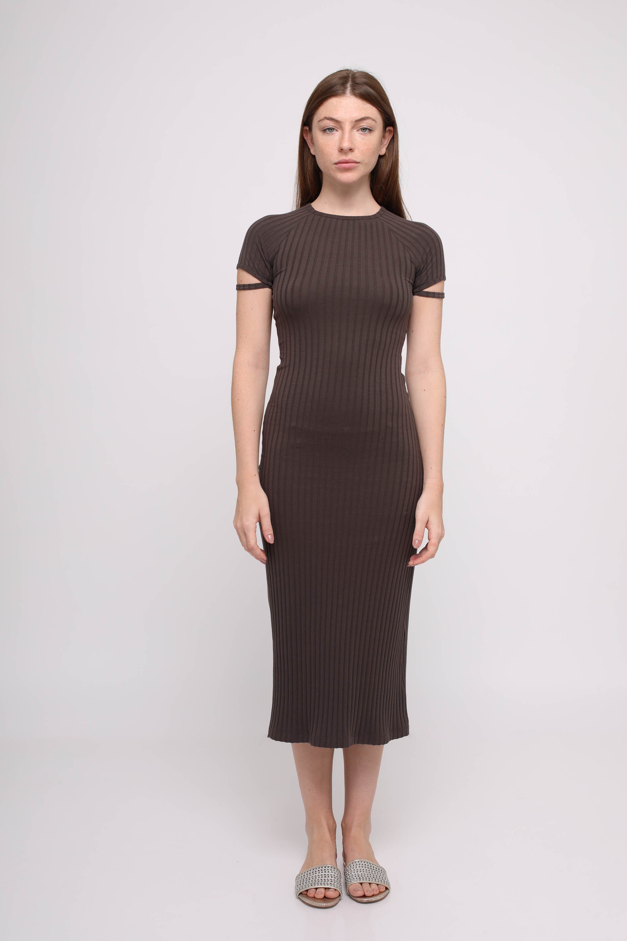 Woman wearing a brown ribbed dress and sandals