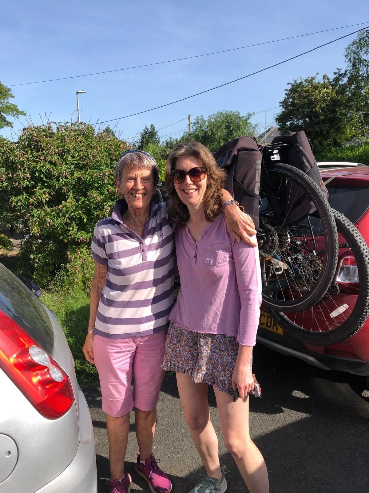 A few hiccups along the way for our challengers yesterday&hellip; from bike rack issues to Abi&rsquo;s panniers! 🚲😅 

Despite meeting some incredibly kind and helpful people along the route, the delays meant they missed the train and had to cycle a