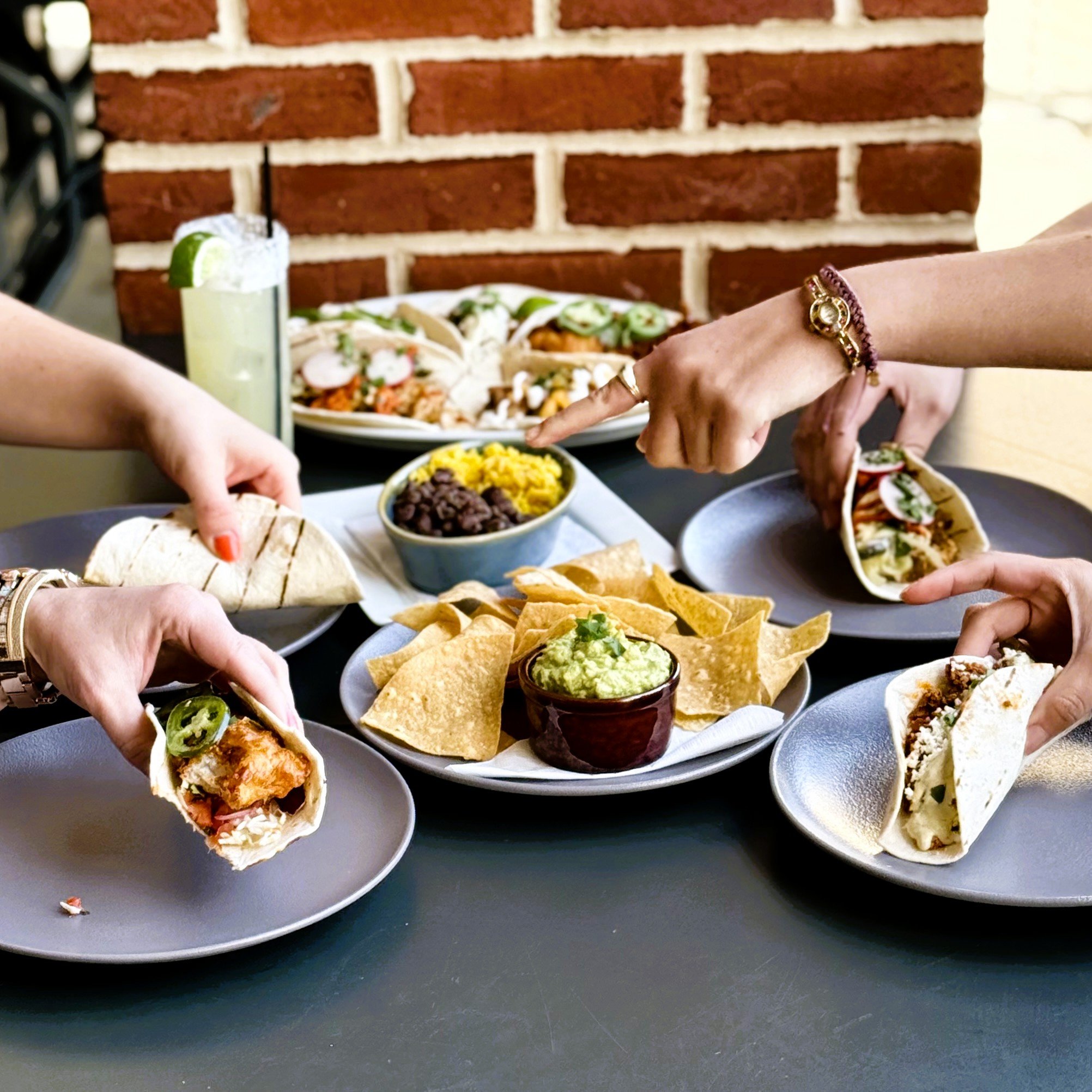 This weather 110% calls for tacos &amp; margs! 🌤️🌮🍹