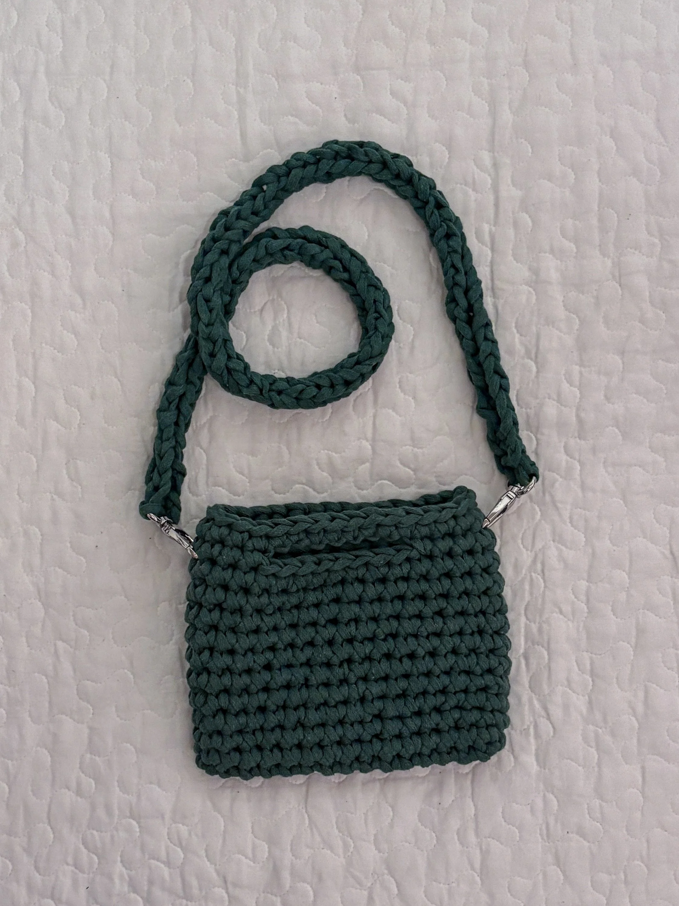 Calluna Mini Cross laukku vaalealla taustalla