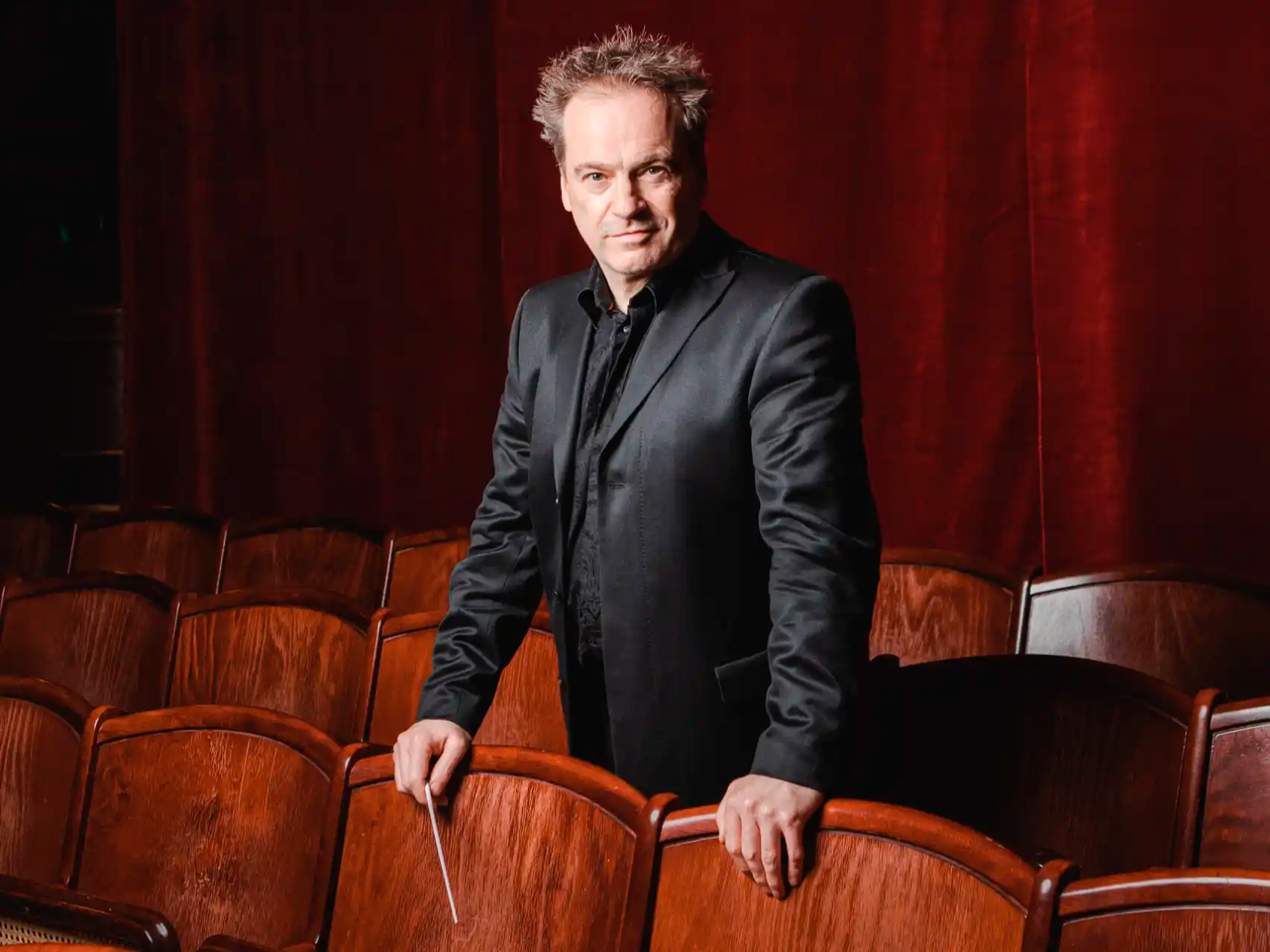 Jonathan Nott & the Swiss National Orchestra (Das Schweizer Nationalorchester - SNO). Since 2016, the elite project-based ensemble in Bern. Famous for the VIVAT HELVETIA National Day concert at Casino Bern. Official site: SNO.ch.