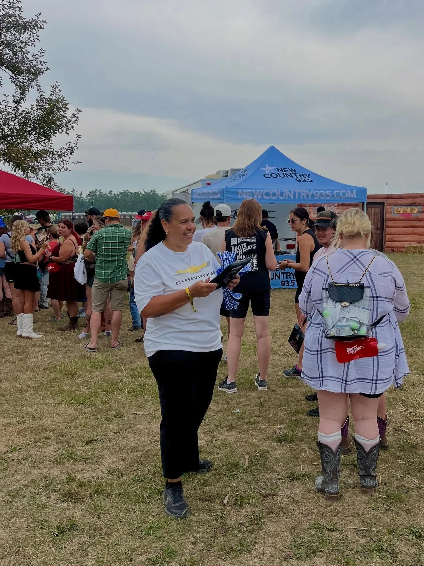 Throwback to an incredible weekend at Boots &amp; Hearts 🤠 
Our team supported Chevy on-site, helping run their contest and engaging with festival-goers throughout Bailey Zimmerman&rsquo;s meet &amp; greet 🎶🔥

#BootsandHearts #ChevyCanada #Prestig
