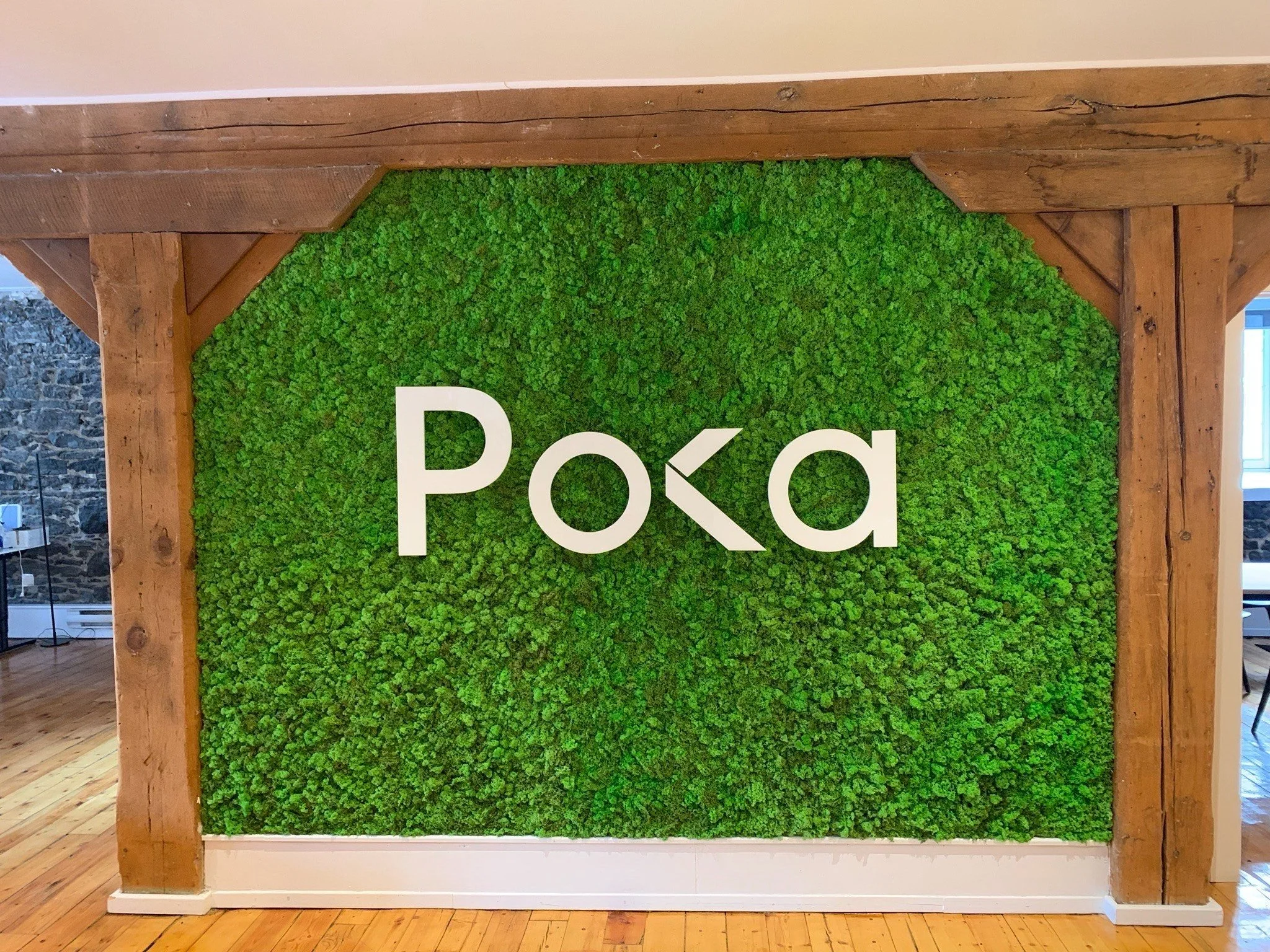 Mur végétal avec le mot 'Pók' en lettres blanches