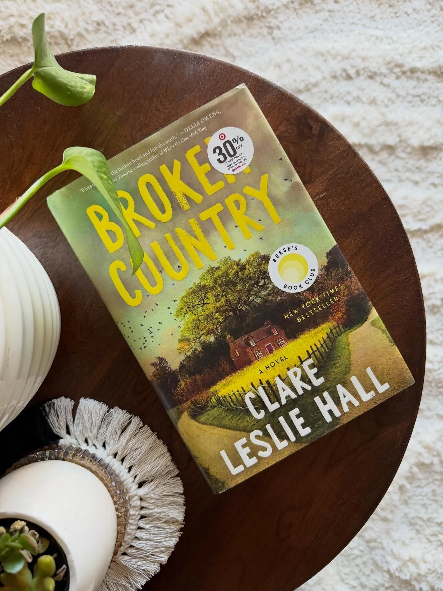 Finally @nikki.mingoea #CurrentlyReading #BrokenCountry by @clarelesliehall

&ldquo;A love triangle unearths dangerous, deadly secrets from the past in this thrilling tale perfect for fans of&nbsp;The Paper Palace&nbsp;and&nbsp;Where the Crawdads Sin