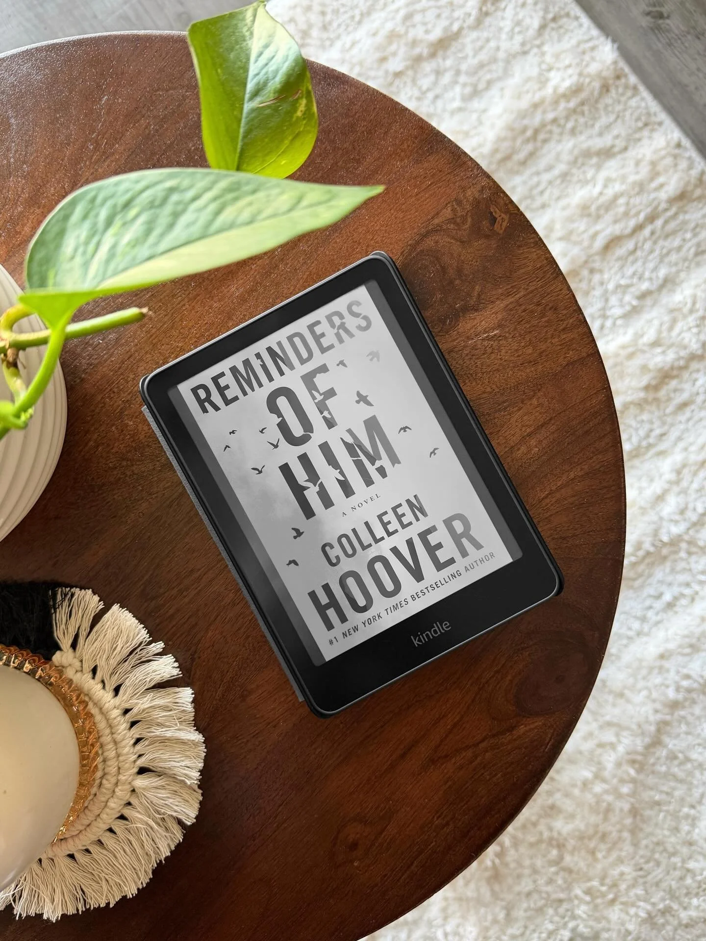 #CurrentlyReading #RemindersOfHim by @colleenhoover 

&ldquo;A troubled young mother yearns for a shot at redemption in this heartbreaking yet hopeful story from #1&nbsp;New York Times&nbsp;bestselling author Colleen Hoover.

After serving five years